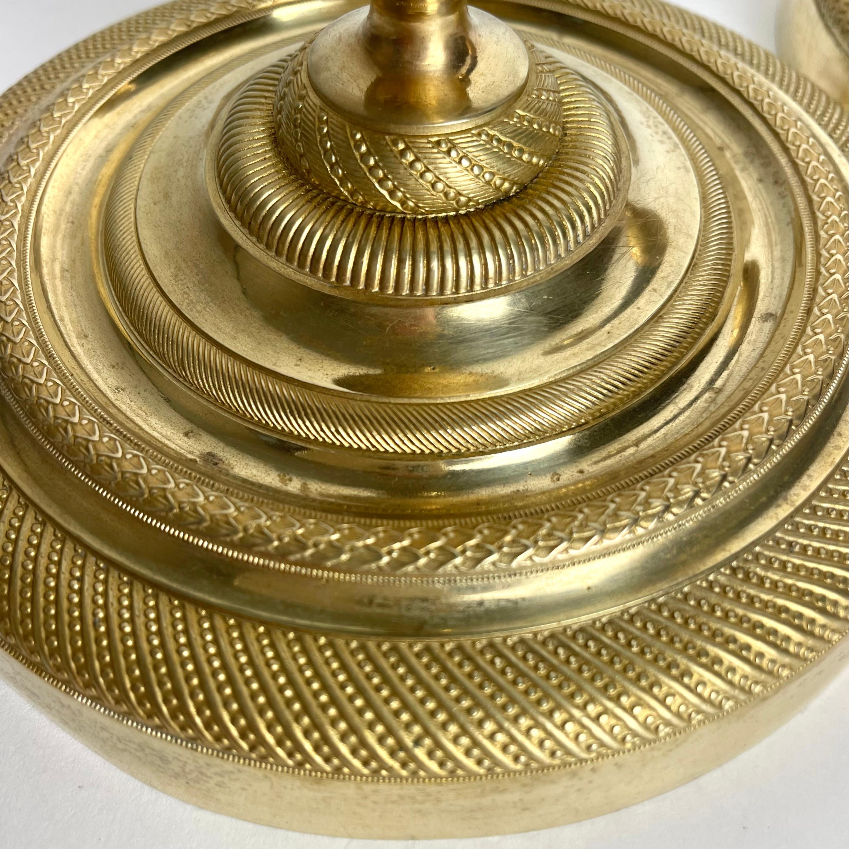 Preciosa pareja de candeleros Imperio en bronce dorado y patinado oscuro. 1820s en venta 2