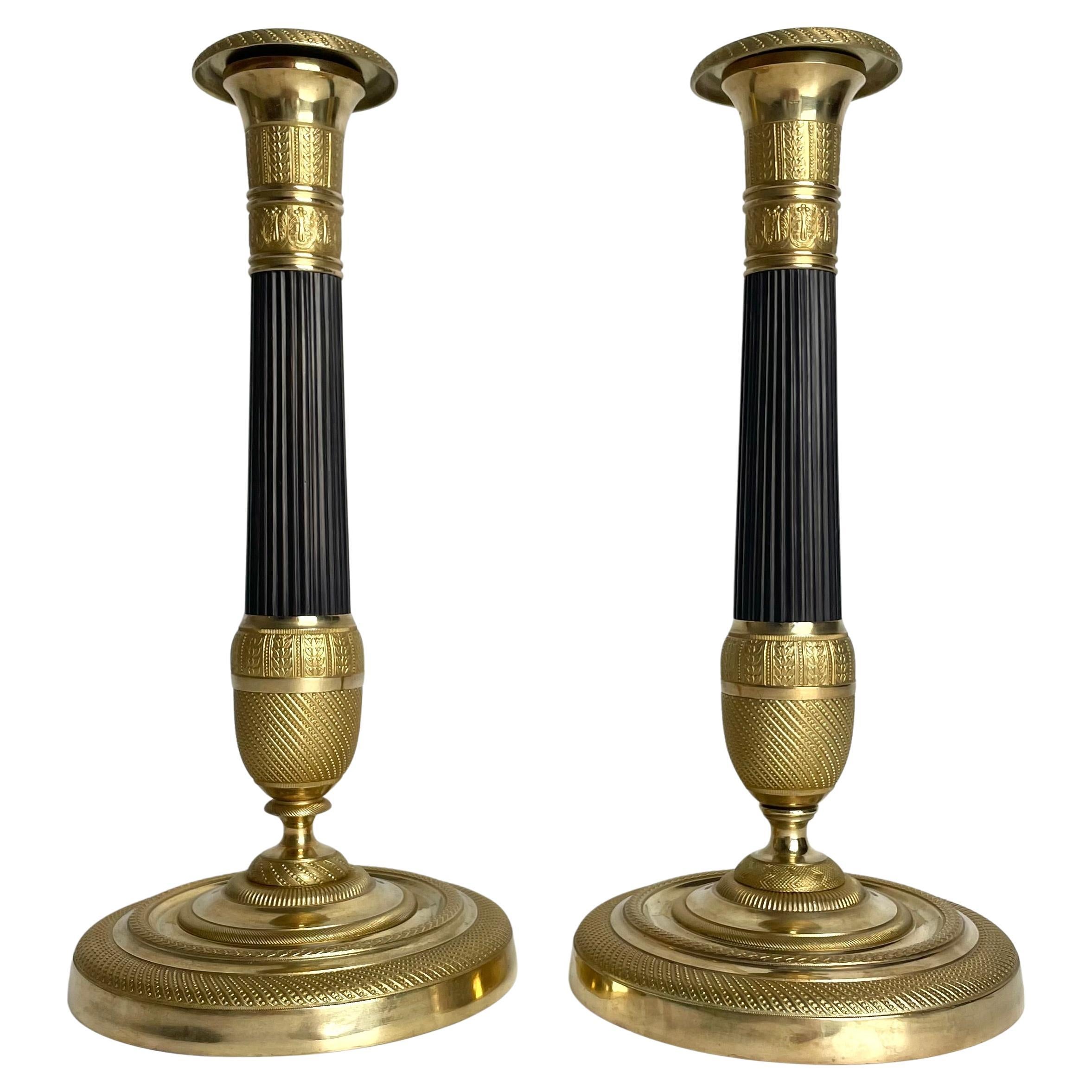 Preciosa pareja de candeleros Imperio en bronce dorado y patinado oscuro. 1820s