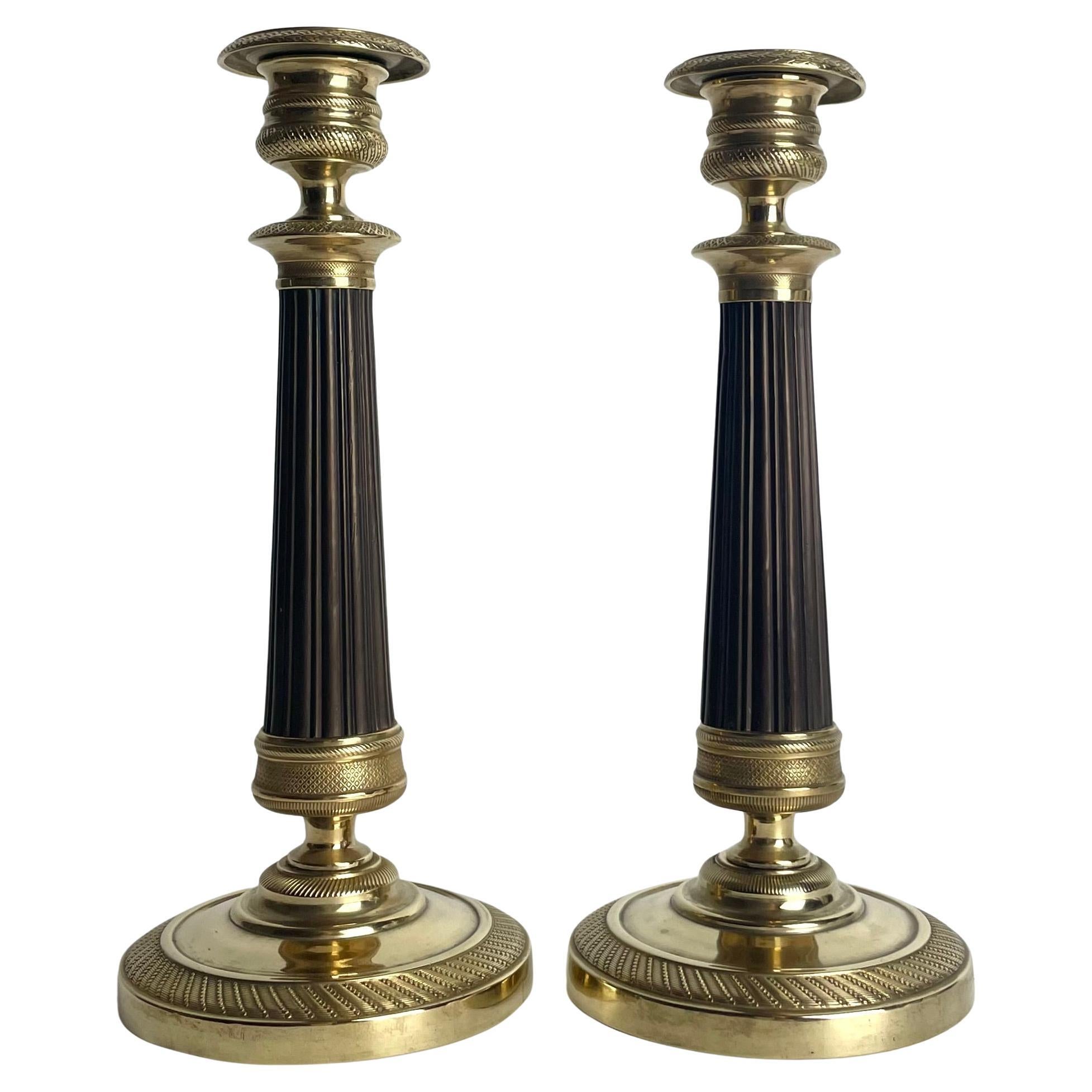 Preciosa pareja de candeleros Imperio en bronce dorado y patinado oscuro. 1820s