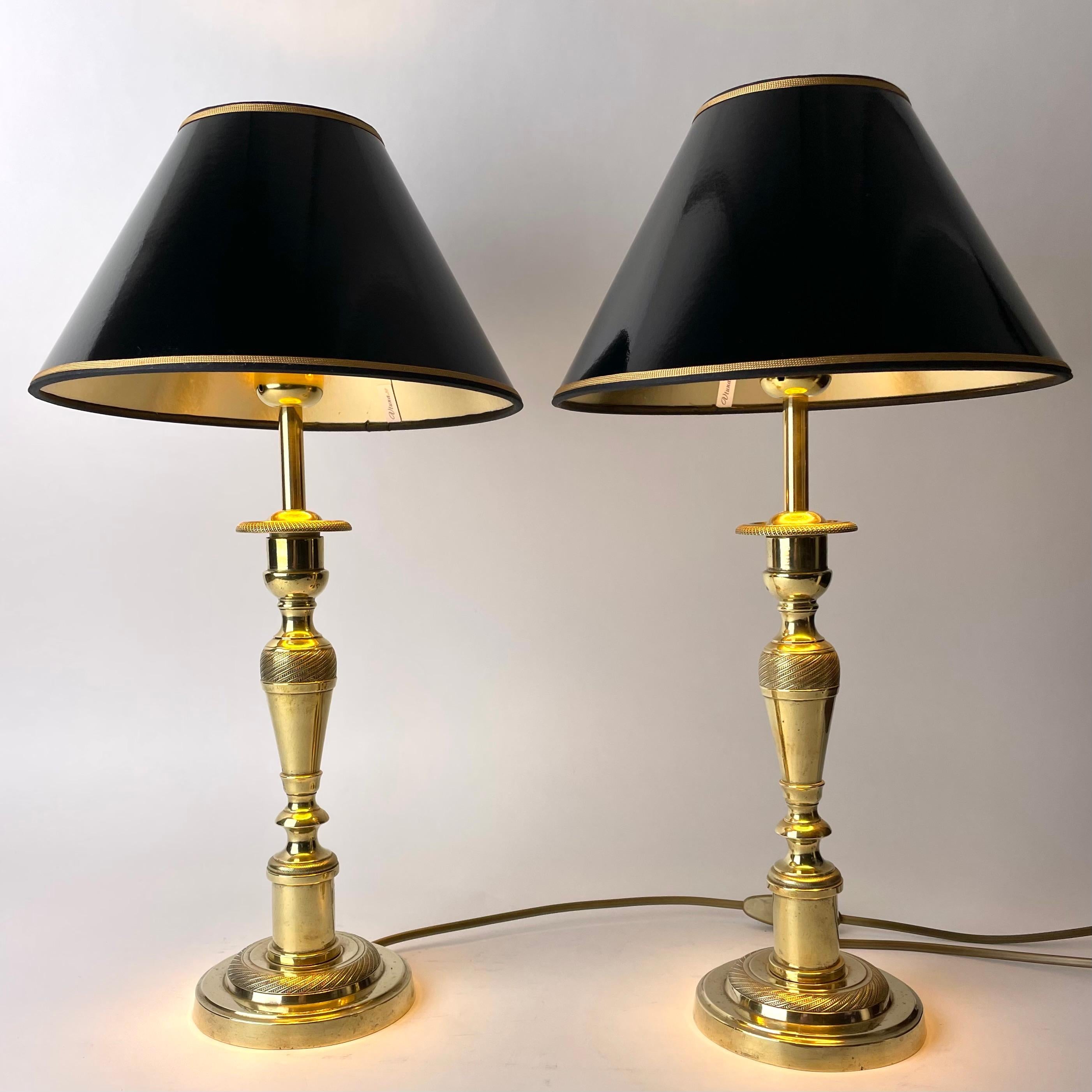 Schönes Paar Empire-Tischlampen aus Messing, ursprünglich Kerzenständer aus den 1820er Jahren, die Anfang des 20. 

Neu verkabelte Elektrizität.

Neue Lampenschirme aus schwarzem Lack mit Vergoldung auf der Innenseite, die ein gemütliches Licht