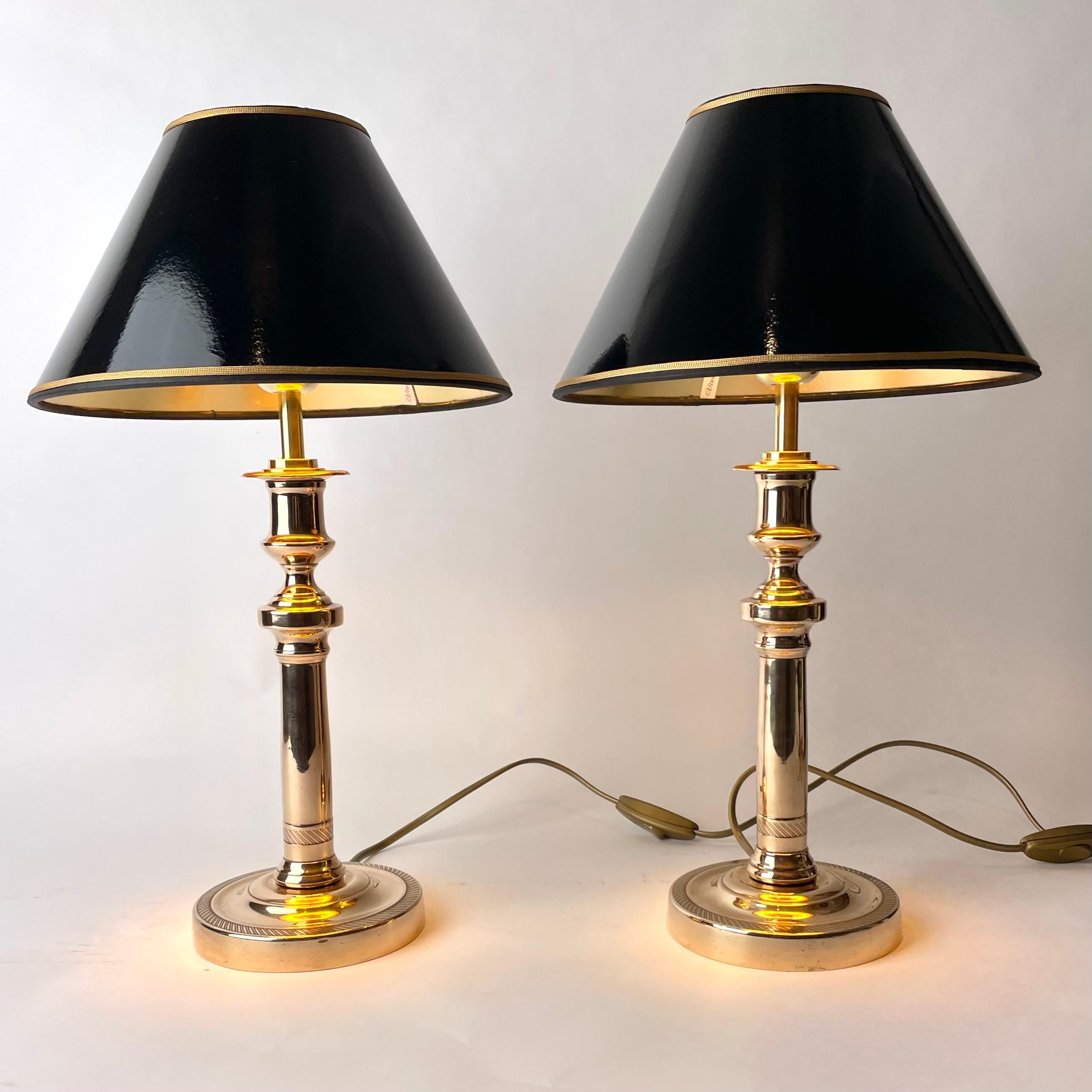 Belle paire de lampes de table Empire en bronze. Il s'agissait à l'origine d'une paire de chandeliers Empire des années 1820, transformés en lampes de table au début du 20e siècle.

Électricité refaite à neuf 

Nouveaux abat-jour en laque noire avec