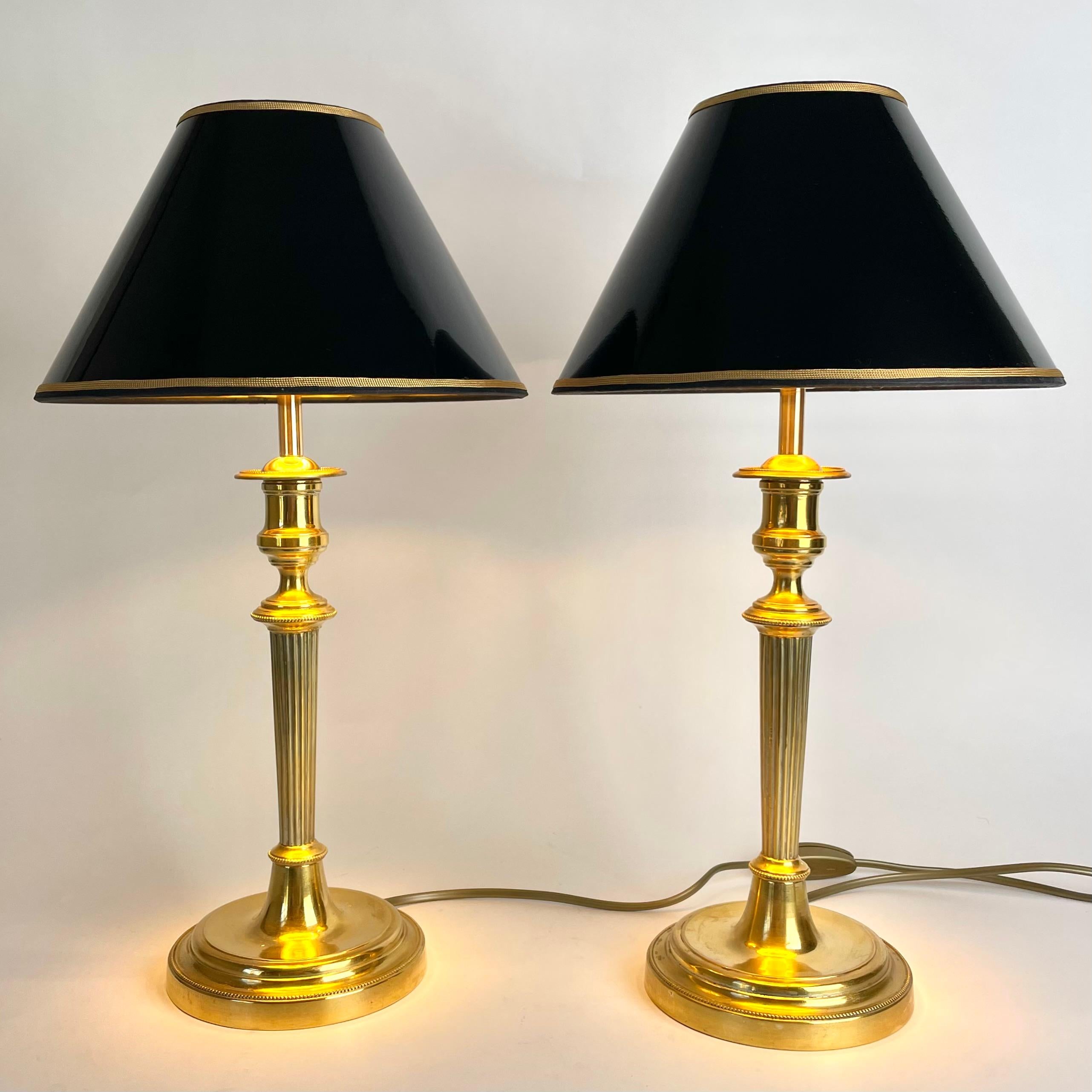 Schönes Paar Empire Tischlampen in vergoldeter Bronze. Ursprünglich ein Paar Empire-Leuchter aus den 1820er Jahren, die Anfang des 20. Jahrhunderts zu Tischlampen umfunktioniert wurden.

Neu verkabelte Elektrizität 

Neue Lampenschirme aus schwarzem
