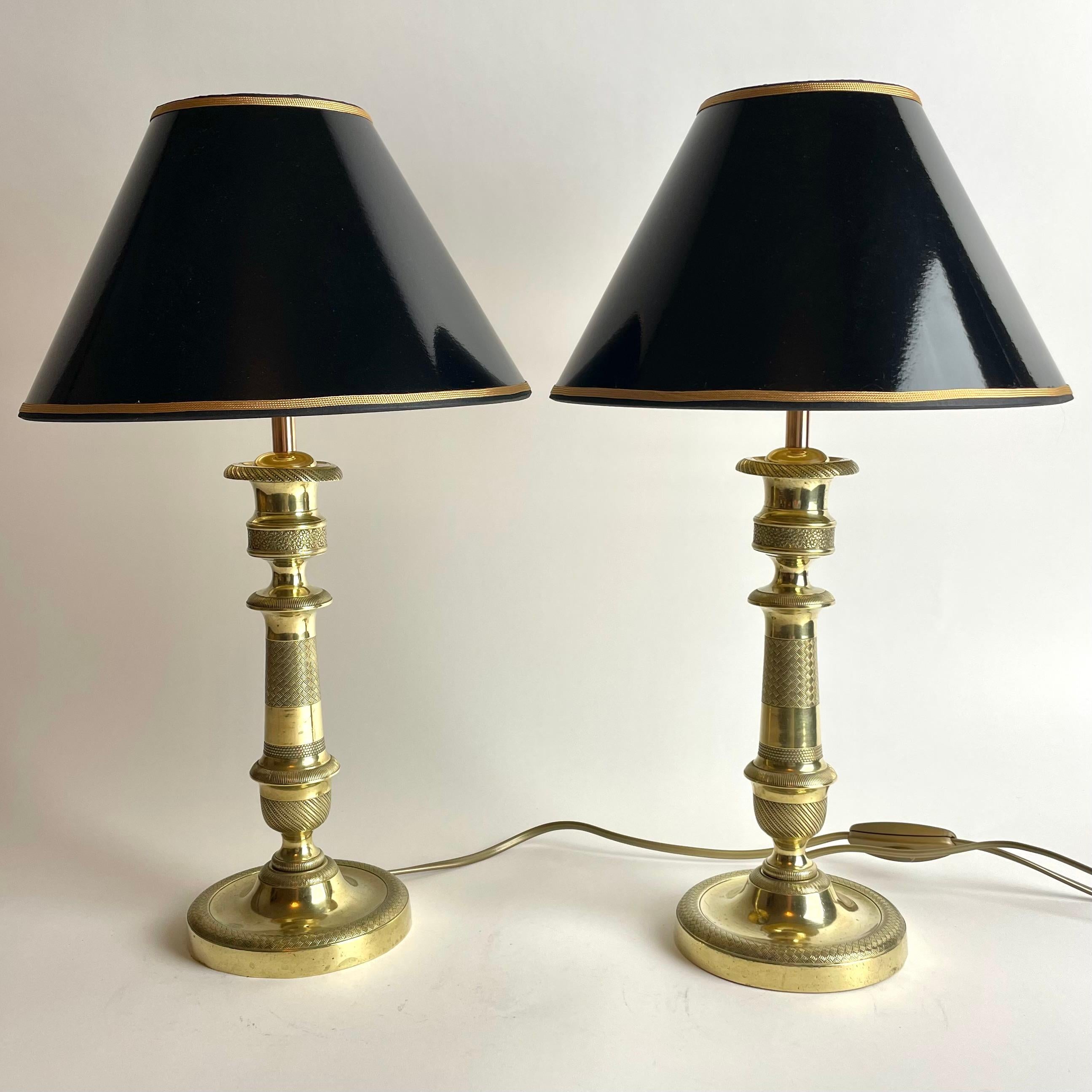 Preciosa pareja de Lámparas de Mesa Imperio en Bronce. Originalmente eran un par de candelabros Imperio de la década de 1820, convertidos en lámparas de mesa a principios del siglo XX. Diseño muy de época.

Electricidad recién recableada 

Nuevas