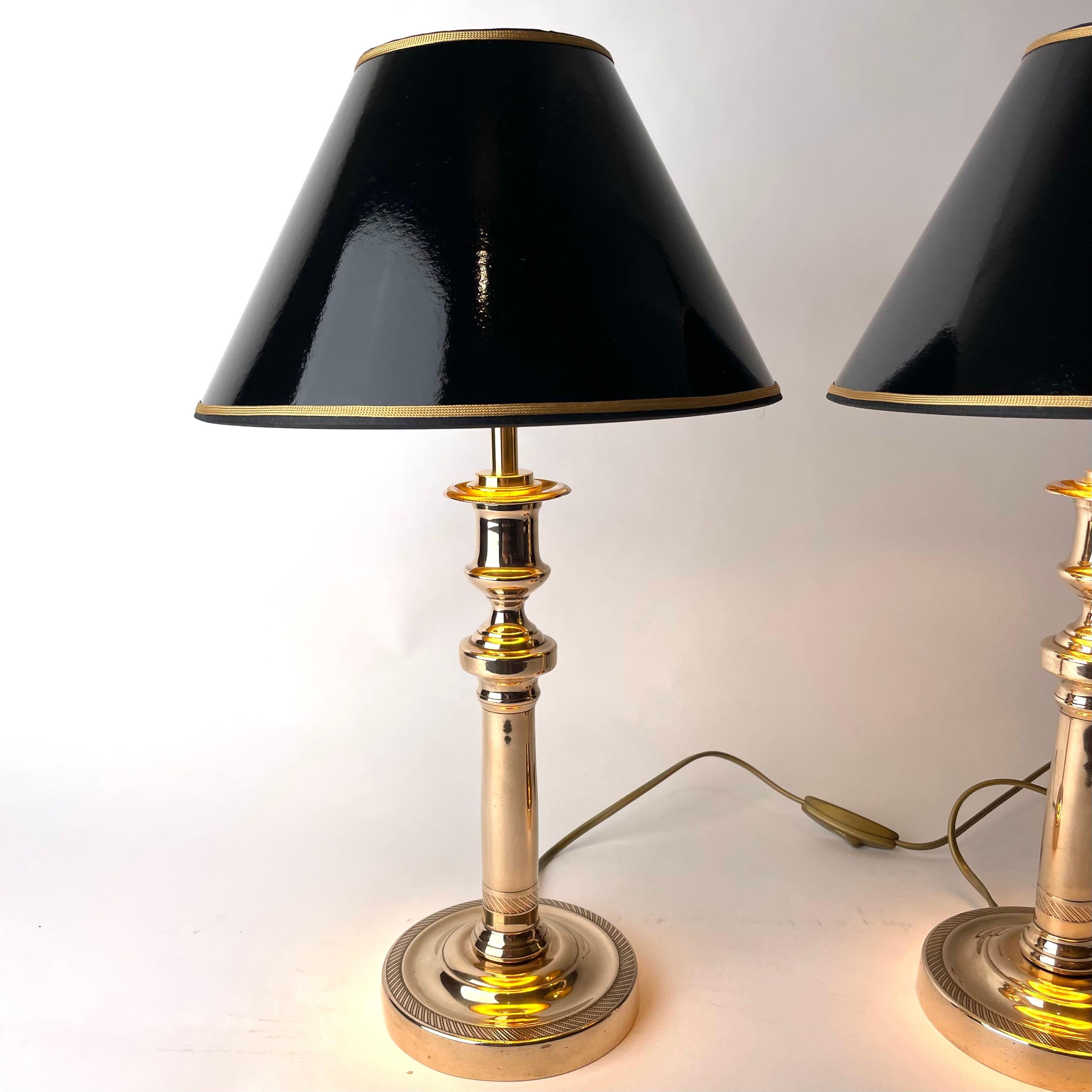 Schönes Paar Empire-Tischlampen, ursprünglich Kerzenleuchter aus den 1820er Jahren im Zustand „Gut“ im Angebot in Knivsta, SE
