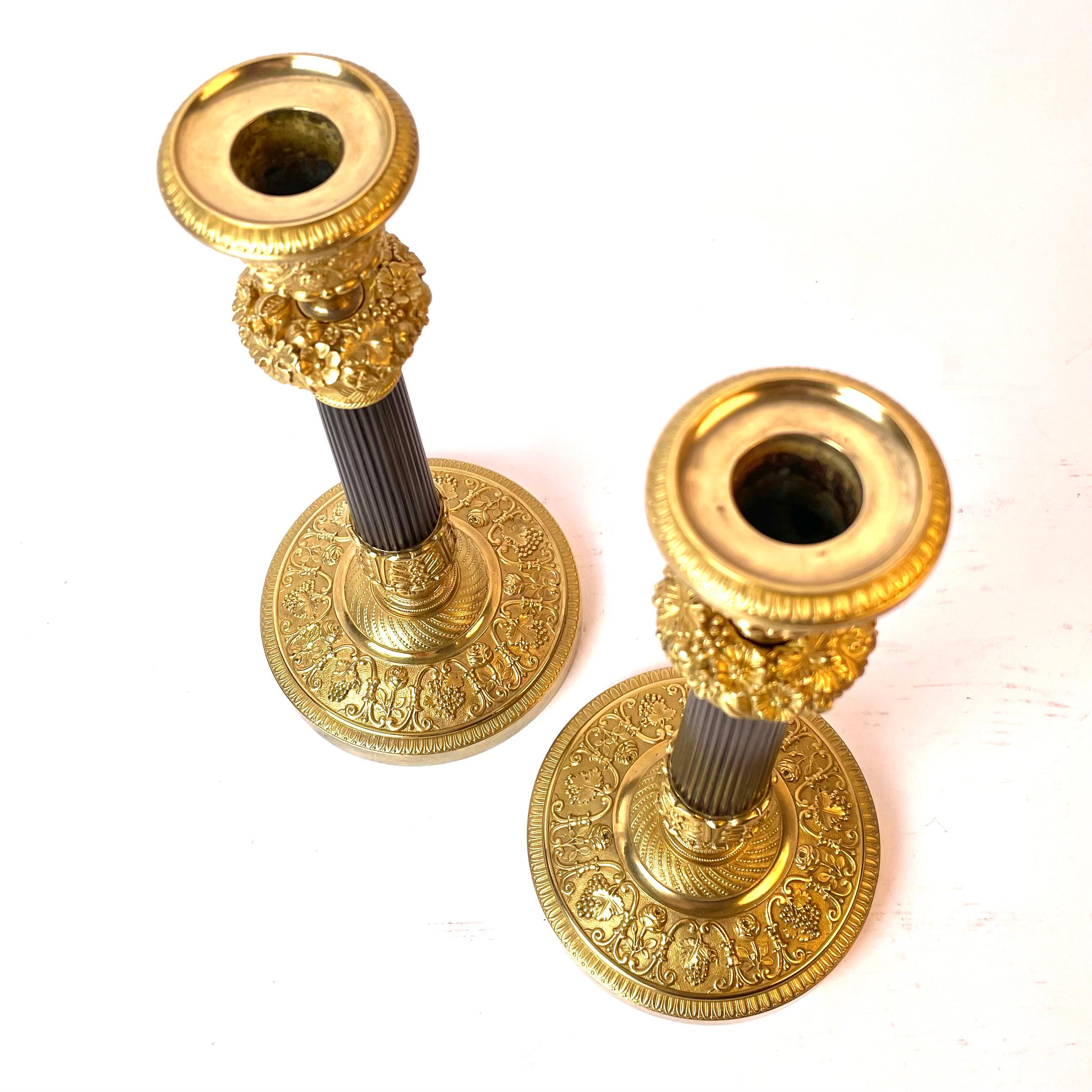 Early 19th Century Beautiful Pair of French Empire Gilt and Dark Patinated Bronze Candlesticks For Sale