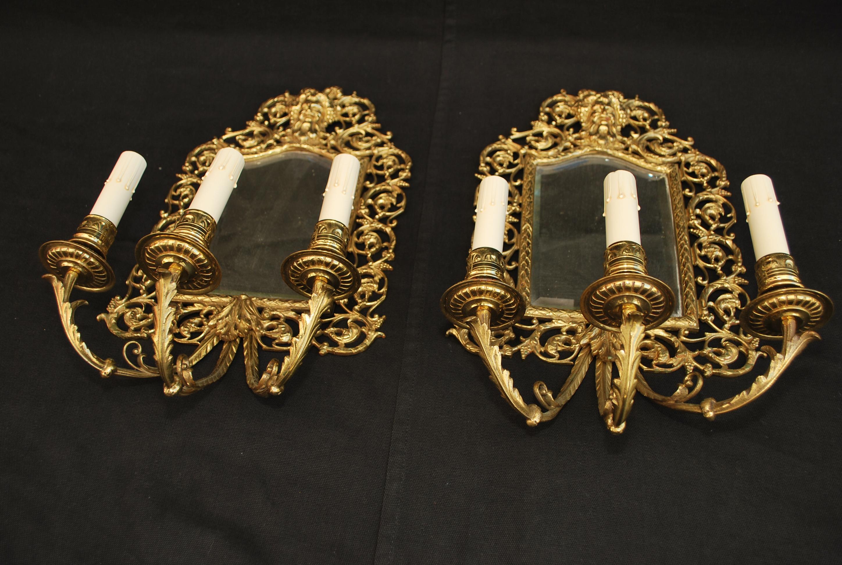 Beautiful  Pair of French late 19 TH Century bonze sconces In Good Condition For Sale In Los Angeles, CA