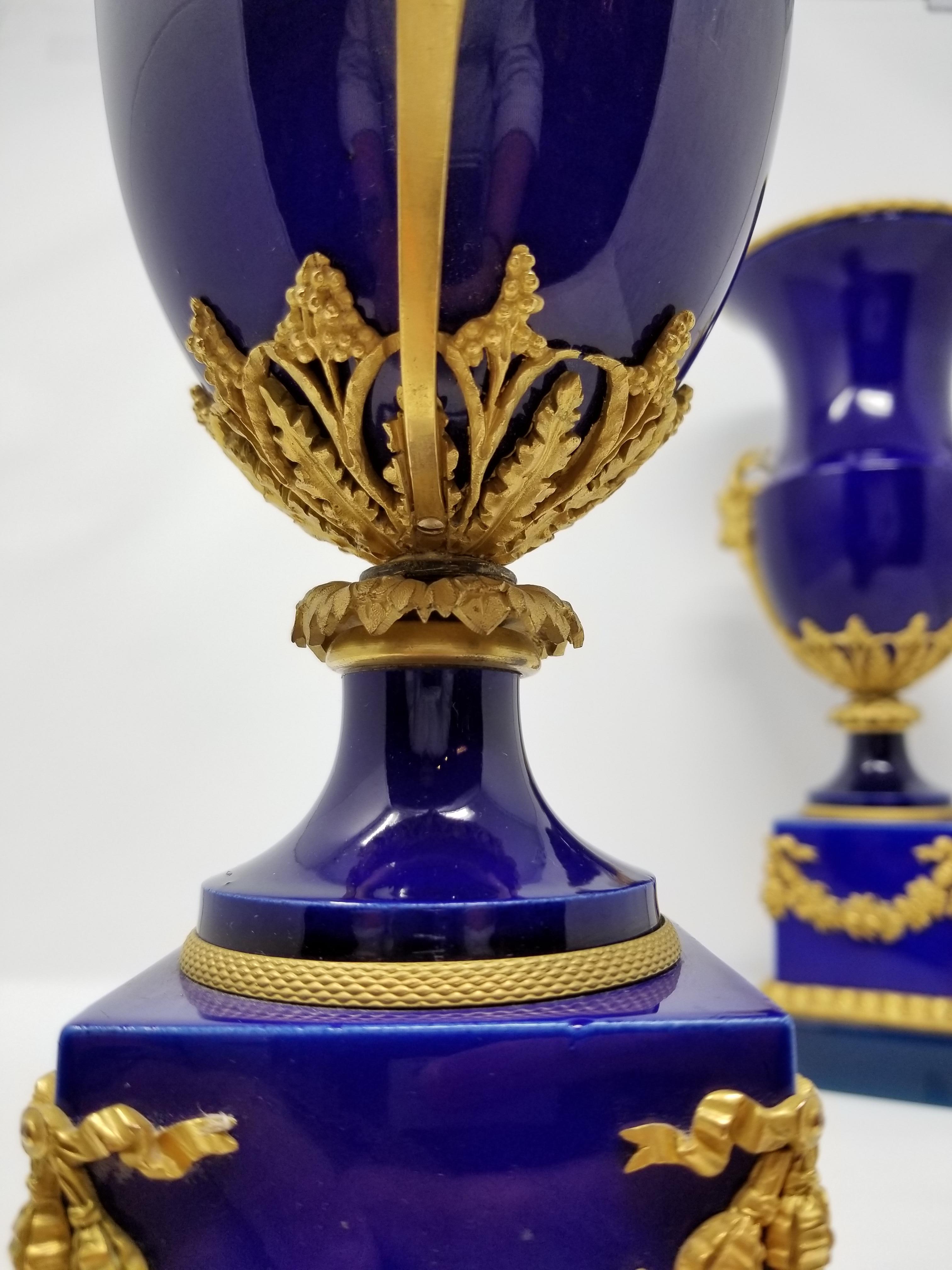 Schönes Paar französischer Louis-XVI-Vasen aus kobaltblauem Sevres-Porzellan und Goldbronze-Vasen (Louis XVI.) im Angebot