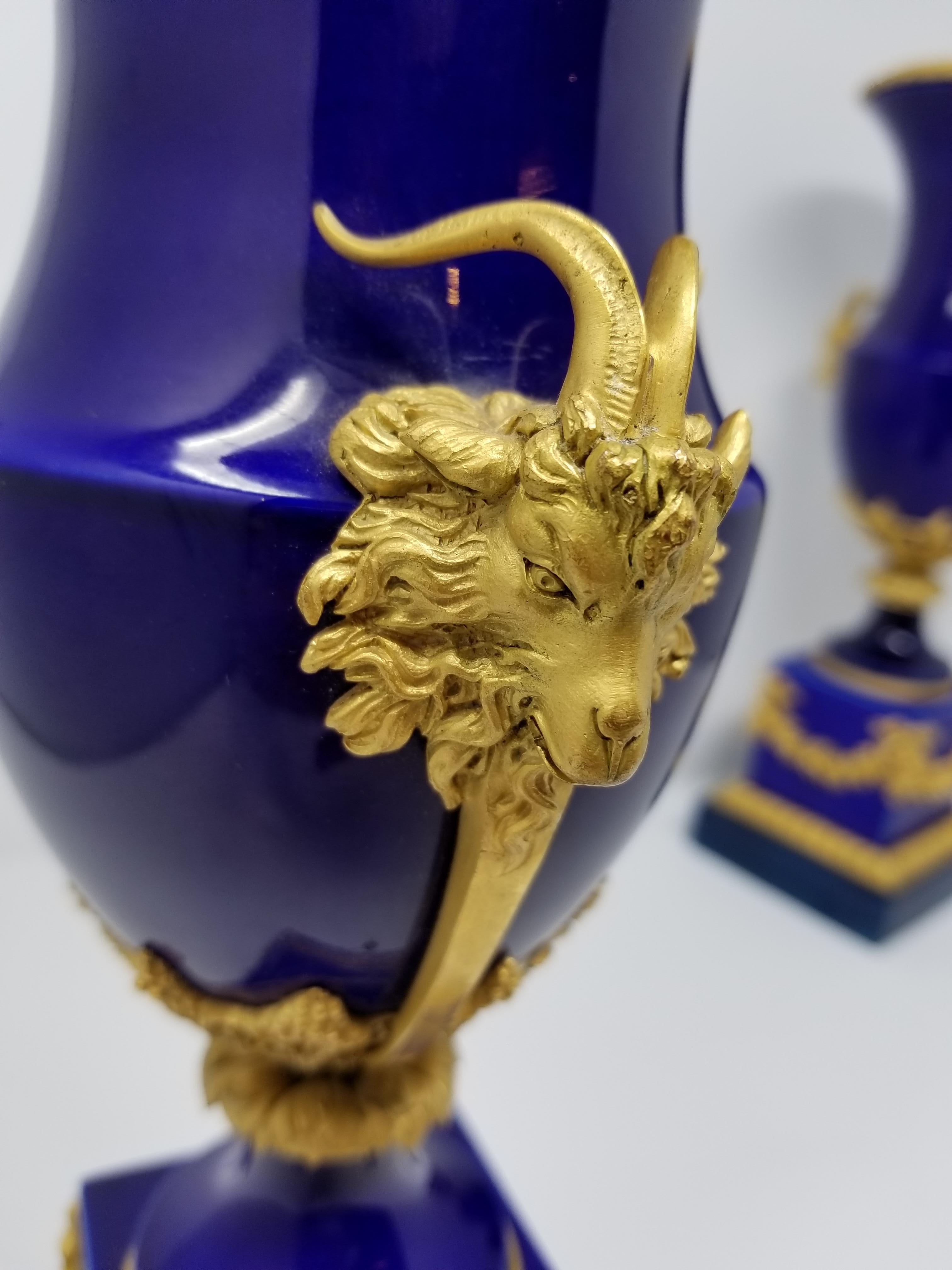 Schönes Paar französischer Louis-XVI-Vasen aus kobaltblauem Sevres-Porzellan und Goldbronze-Vasen (Französisch) im Angebot