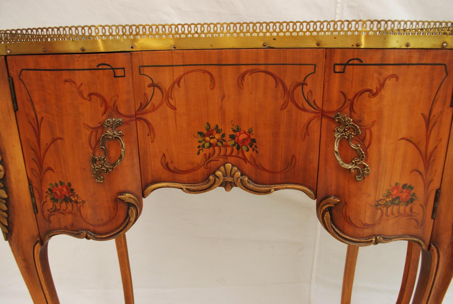 Beautiful pair of French 1930's night stands/ end tables, the tables have a glass on top of them, i removed them for the photo shoot, 
But they are on one of the picture, the handles are bronze, one of the table has some imperfections, ( see