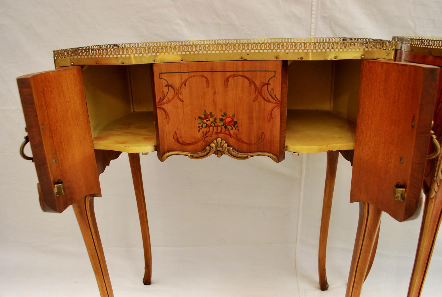 Beautiful Pair of French Nightstand/End Tables with Inlaid In Good Condition For Sale In Los Angeles, CA