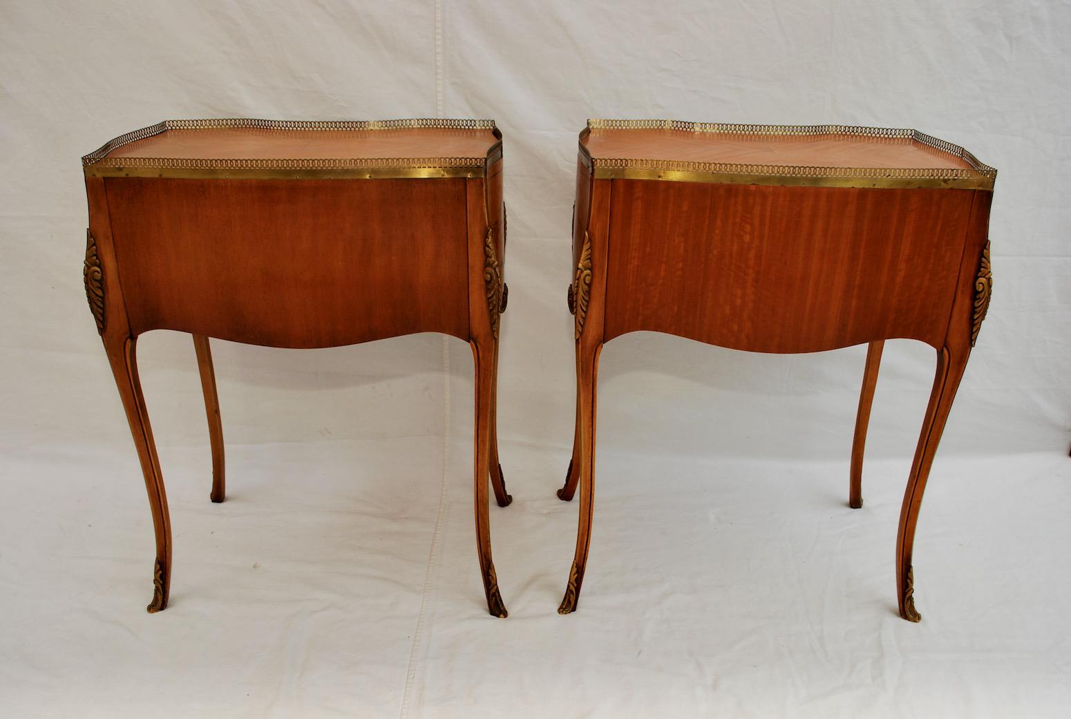 Beautiful Pair of French Nightstand/End Tables with Inlaid For Sale 1