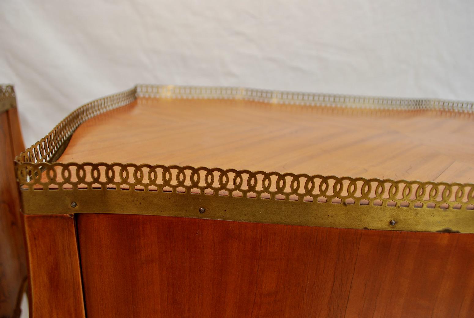Beautiful Pair of French Nightstand/End Tables with Inlaid For Sale 2