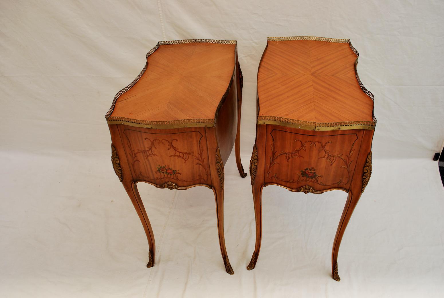 Beautiful Pair of French Nightstand/End Tables with Inlaid For Sale 3