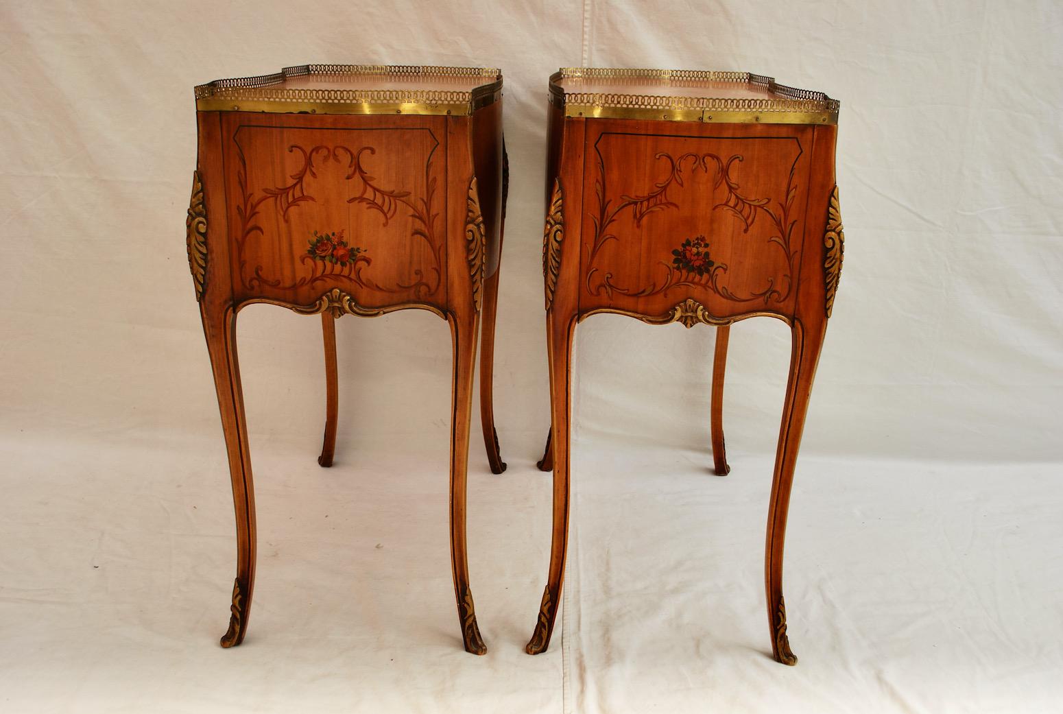 Beautiful Pair of French Nightstand/End Tables with Inlaid For Sale 4