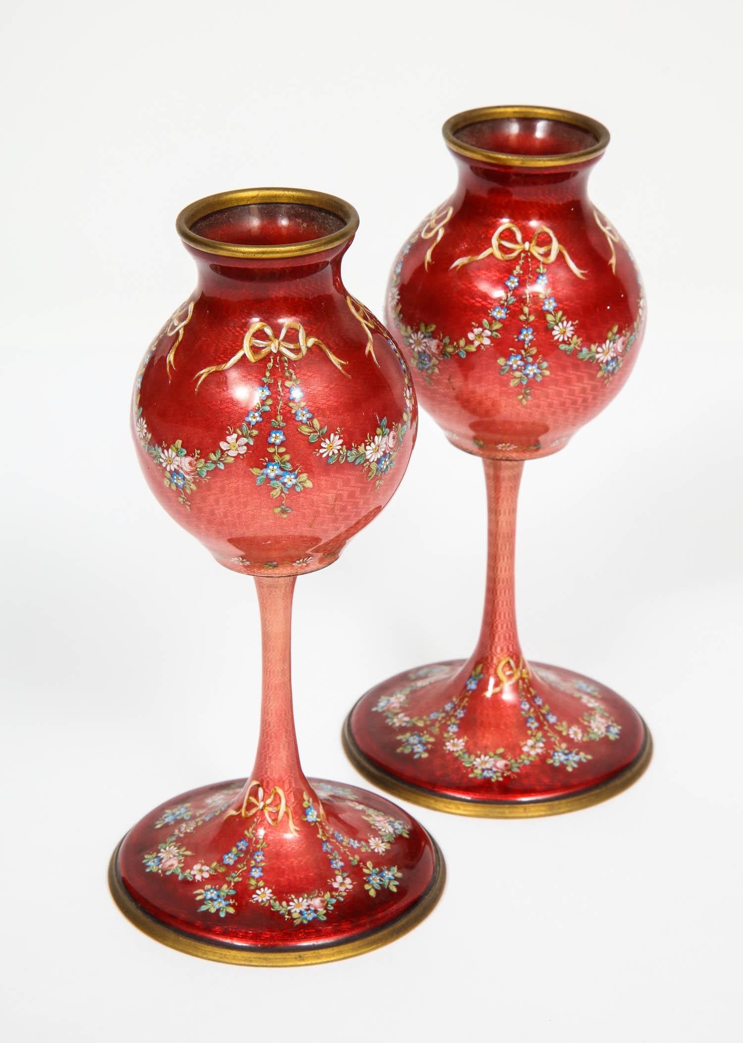Beautiful pair of French red guilloche enamel vases with flowers of tulip form,
19th century.

Very high quality vases hand-painted with flowers throughout.

In excellent condition, no chips, cracks or repairs.

Measures: 6.5