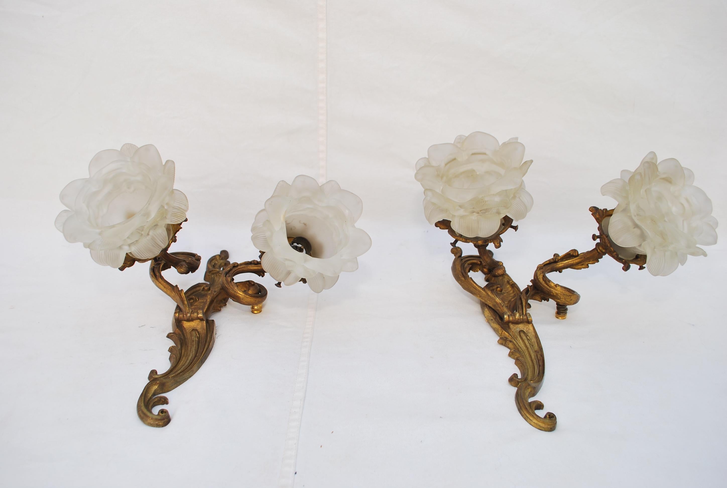 Early 20th Century Beautiful pair of French turn of the century bronze sconces Louis XV style For Sale