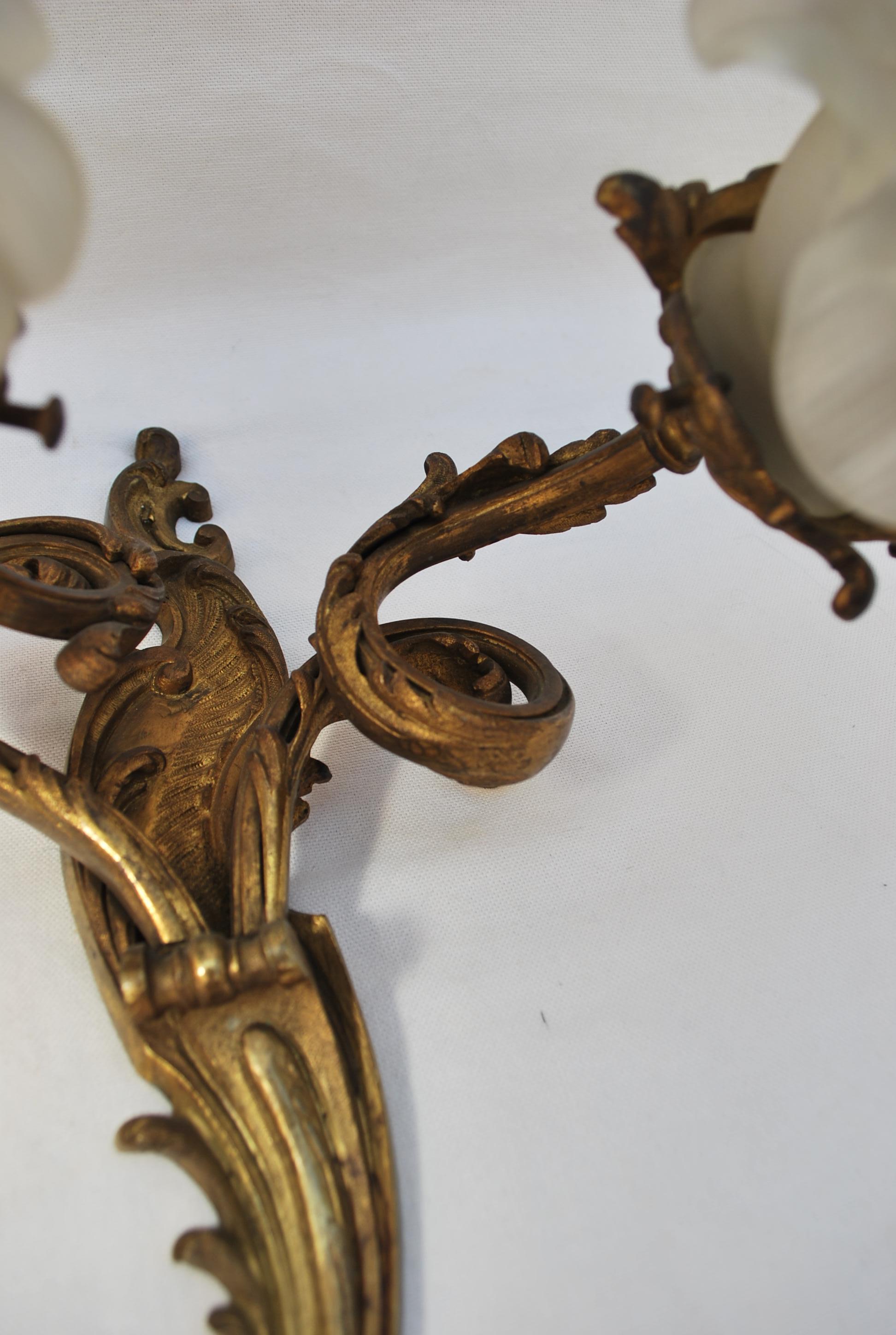 Beautiful pair of French turn of the century bronze sconces Louis XV style For Sale 1
