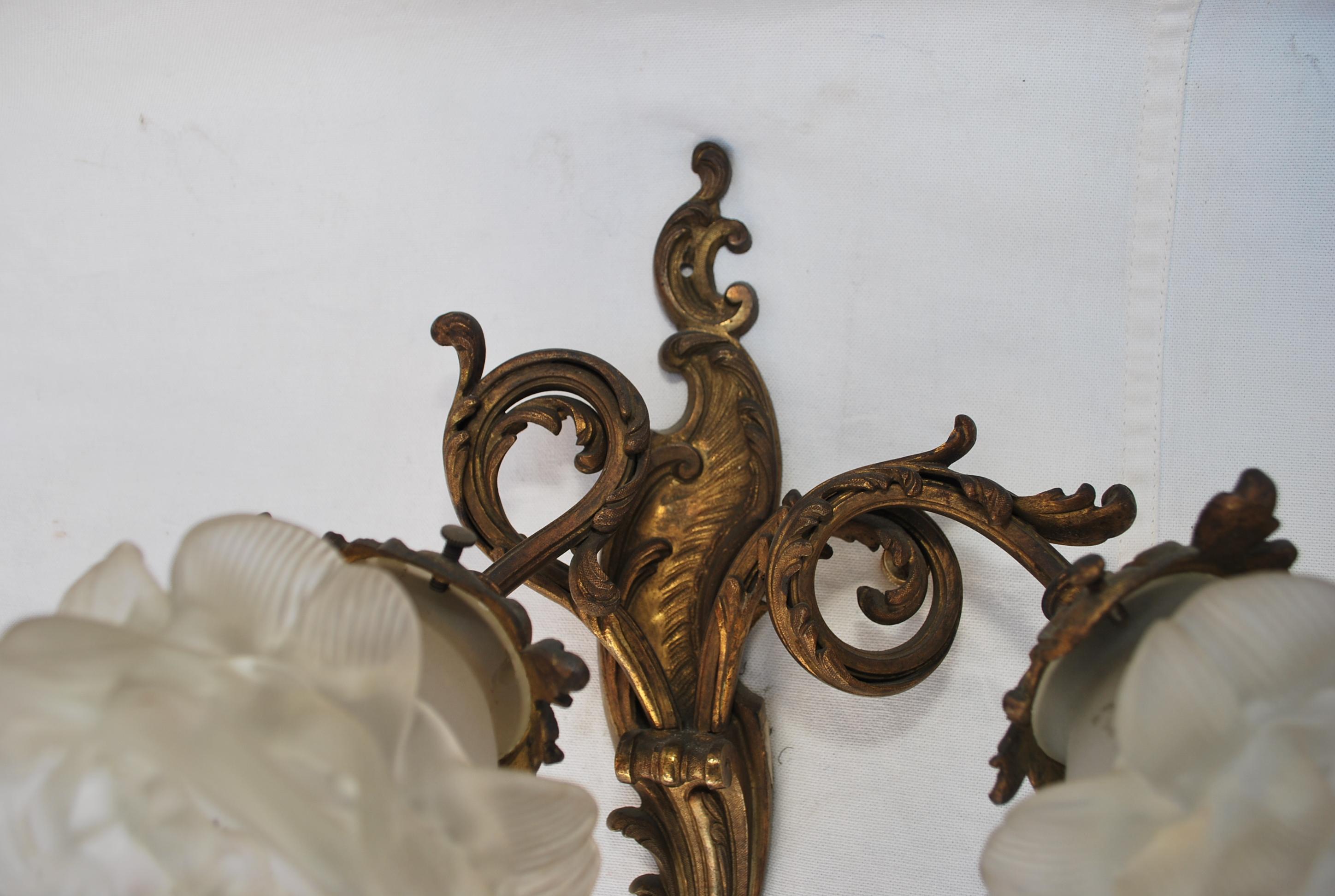 Schönes Paar französischer Bronze-Wandleuchter aus der Jahrhundertwende im Louis-XV-Stil im Angebot 1