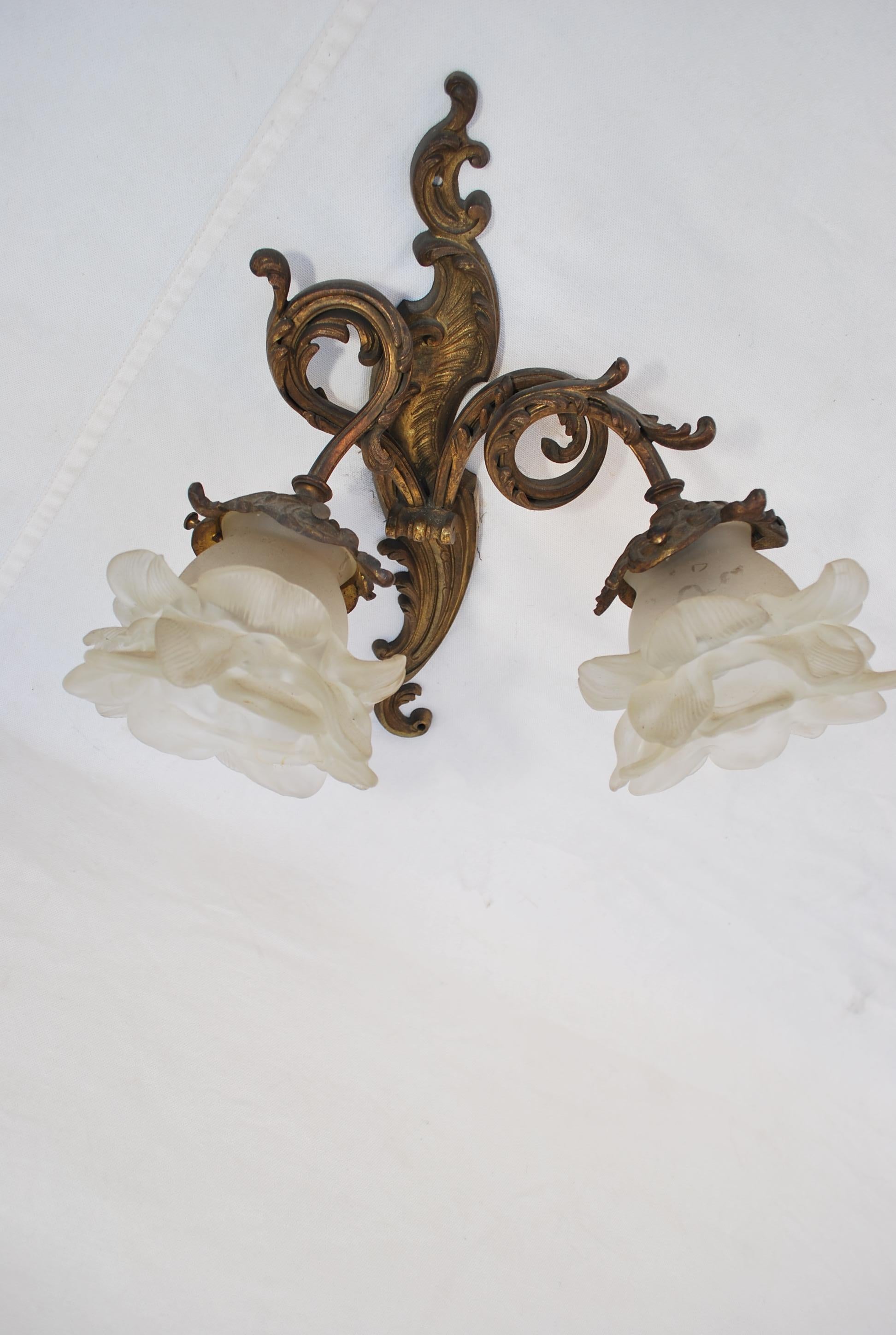 Beautiful pair of French turn of the century bronze sconces Louis XV style For Sale 3