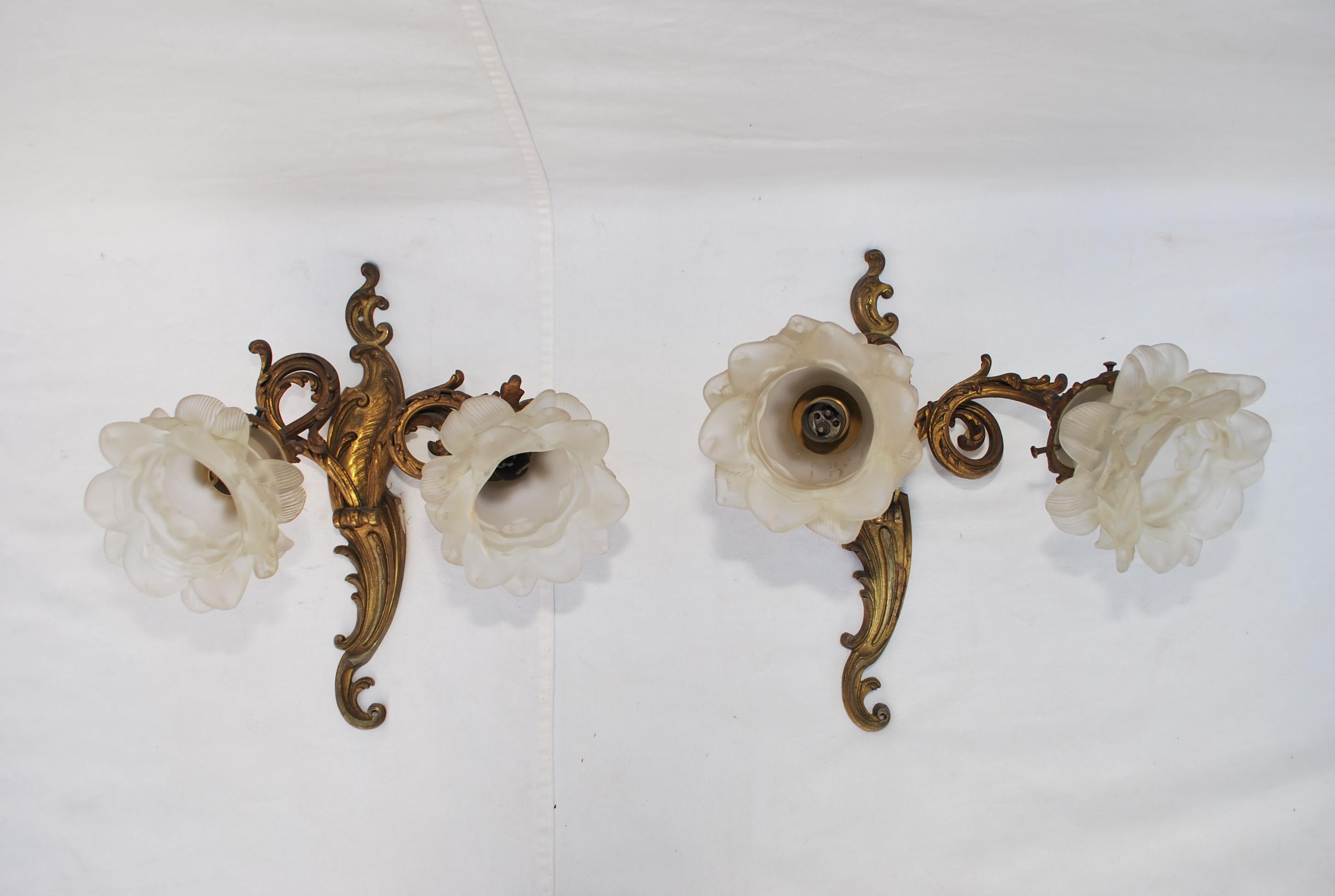 Beautiful pair of French turn of the century bronze sconces Louis XV style For Sale 4