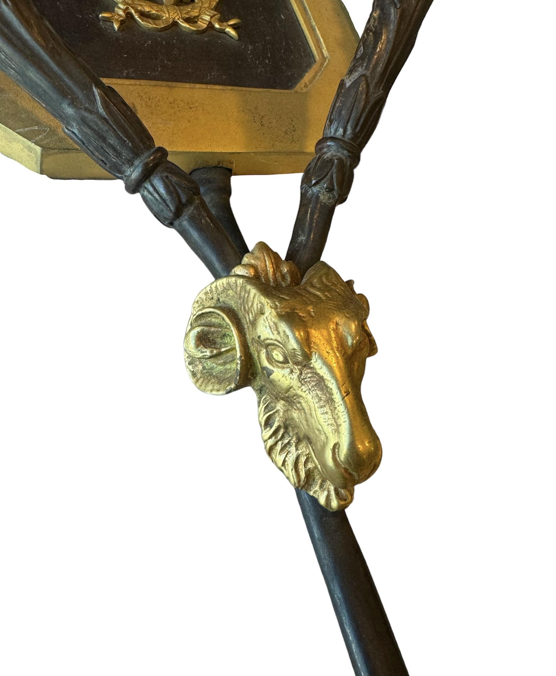 Doré Magnifique paire d'appliques à bougie en bronze et doré avec motif Arrow en vente
