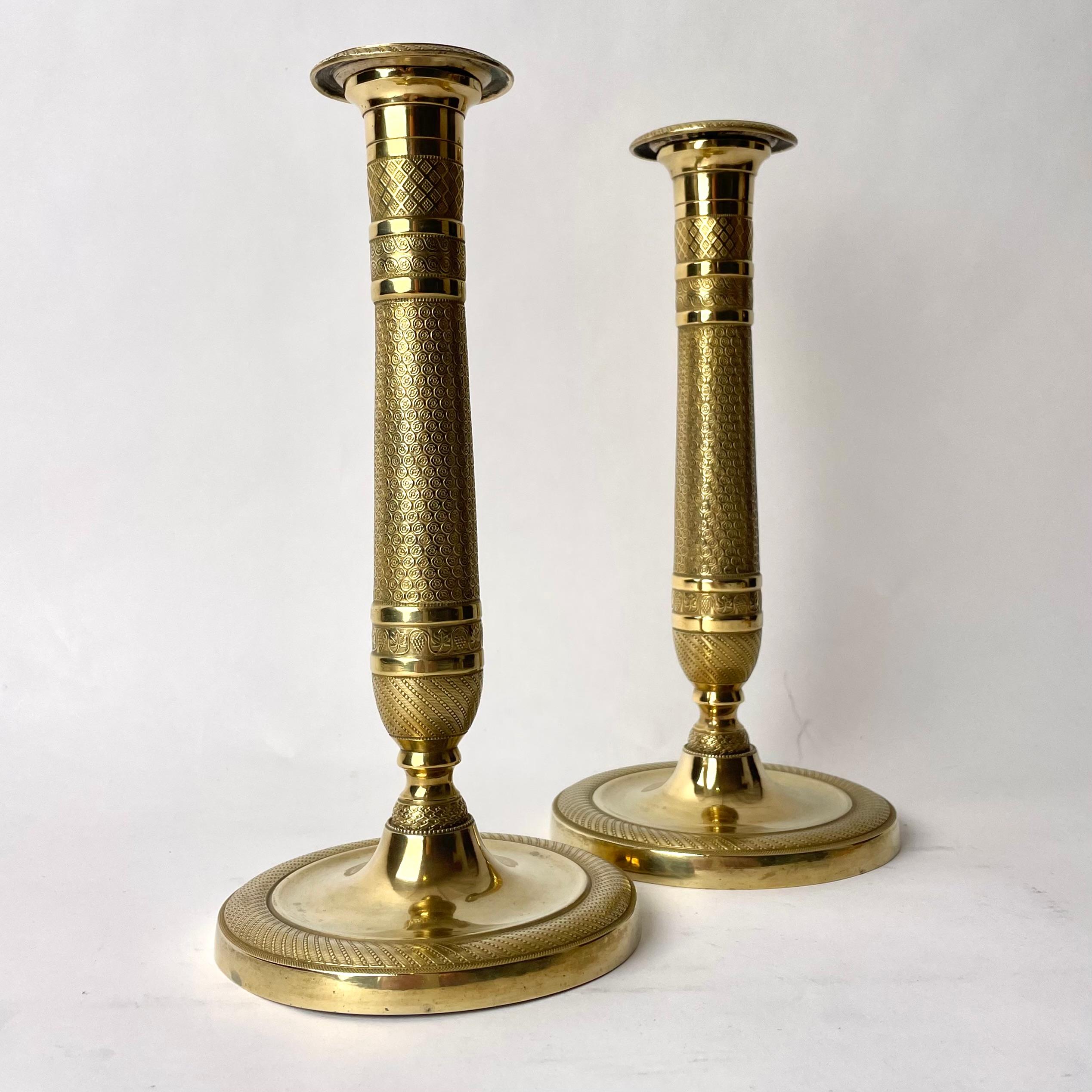 Schönes Paar vergoldeter Empire-Leuchter aus den 1820er Jahren (Französisch) im Angebot
