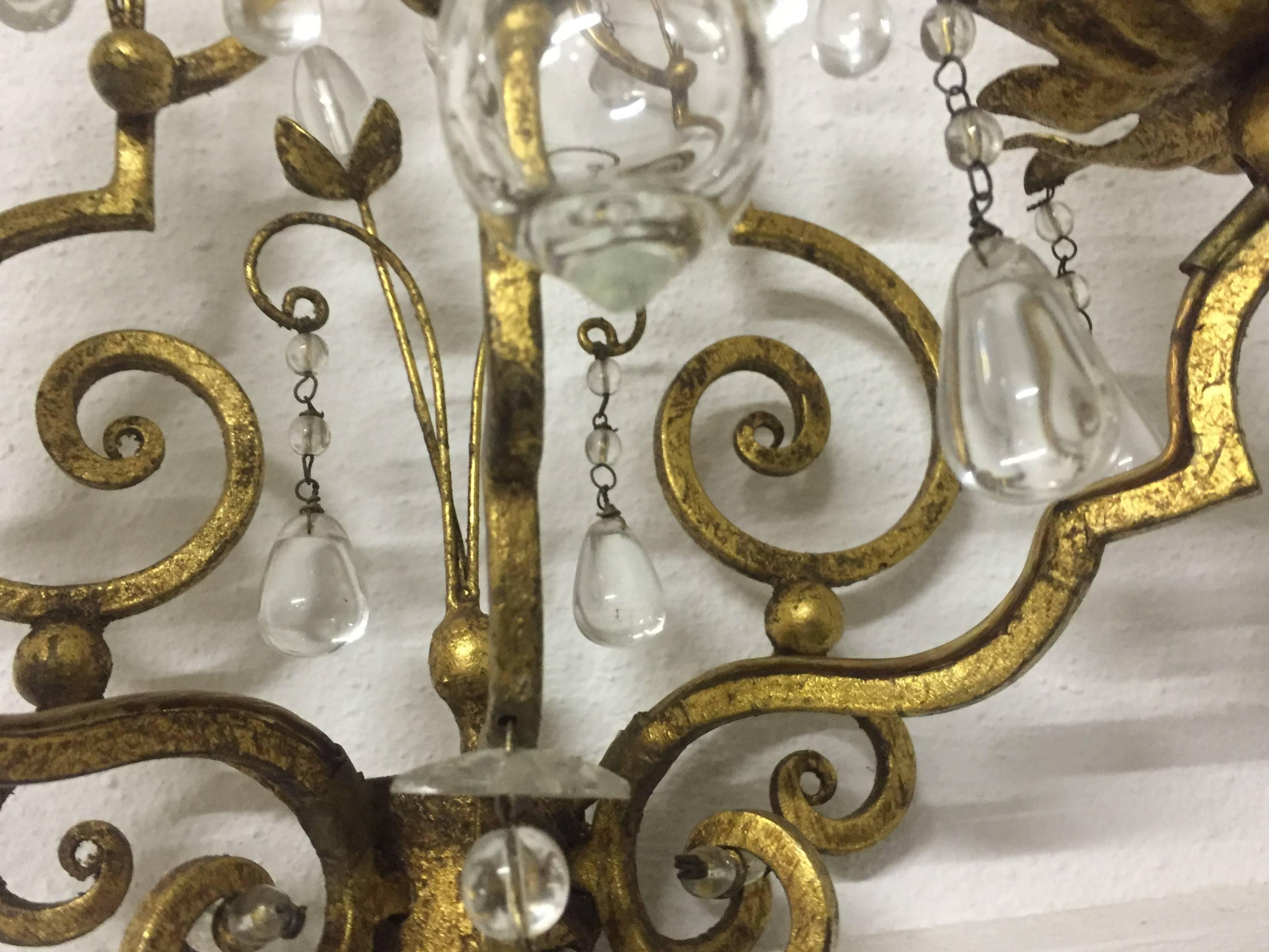 Mid-Century Modern Paire d'appliques italiennes en fer doré et verre,  Date d'environ 1950 en vente