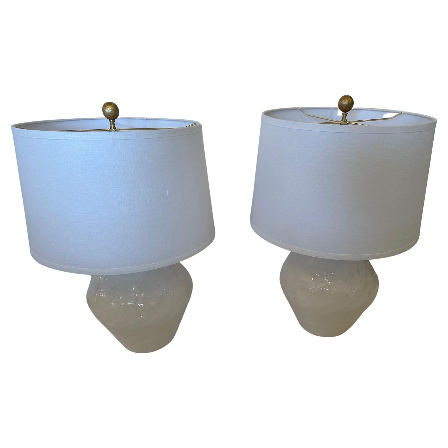 Preciosa Pareja de Lámparas de Mesa de Cerámica Esmaltada Crema Contemporánea y Gruesa