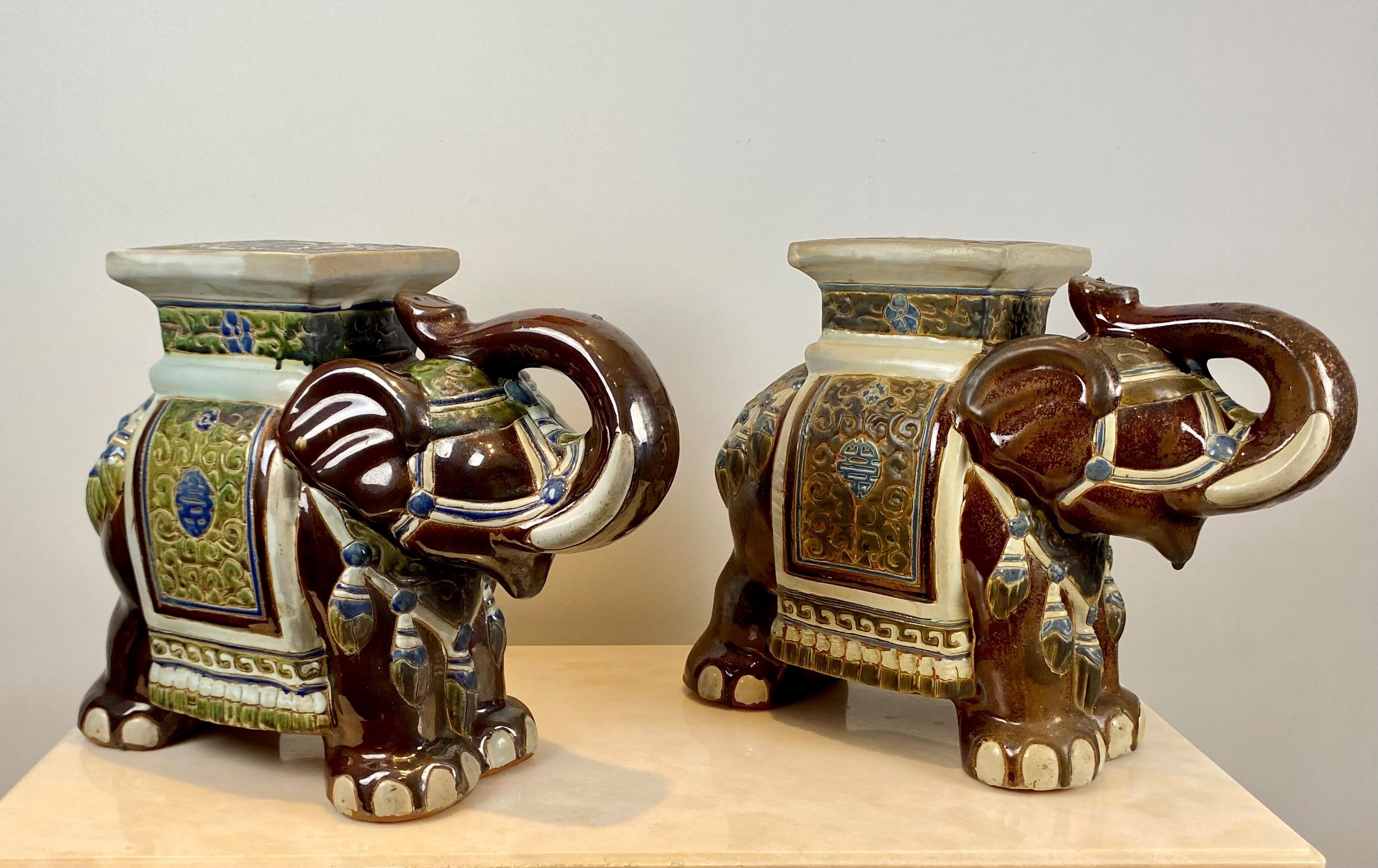 Paire d'éléphants en céramique émaillée marron, tabourets de jardin ou porte-plantes, Chine 
