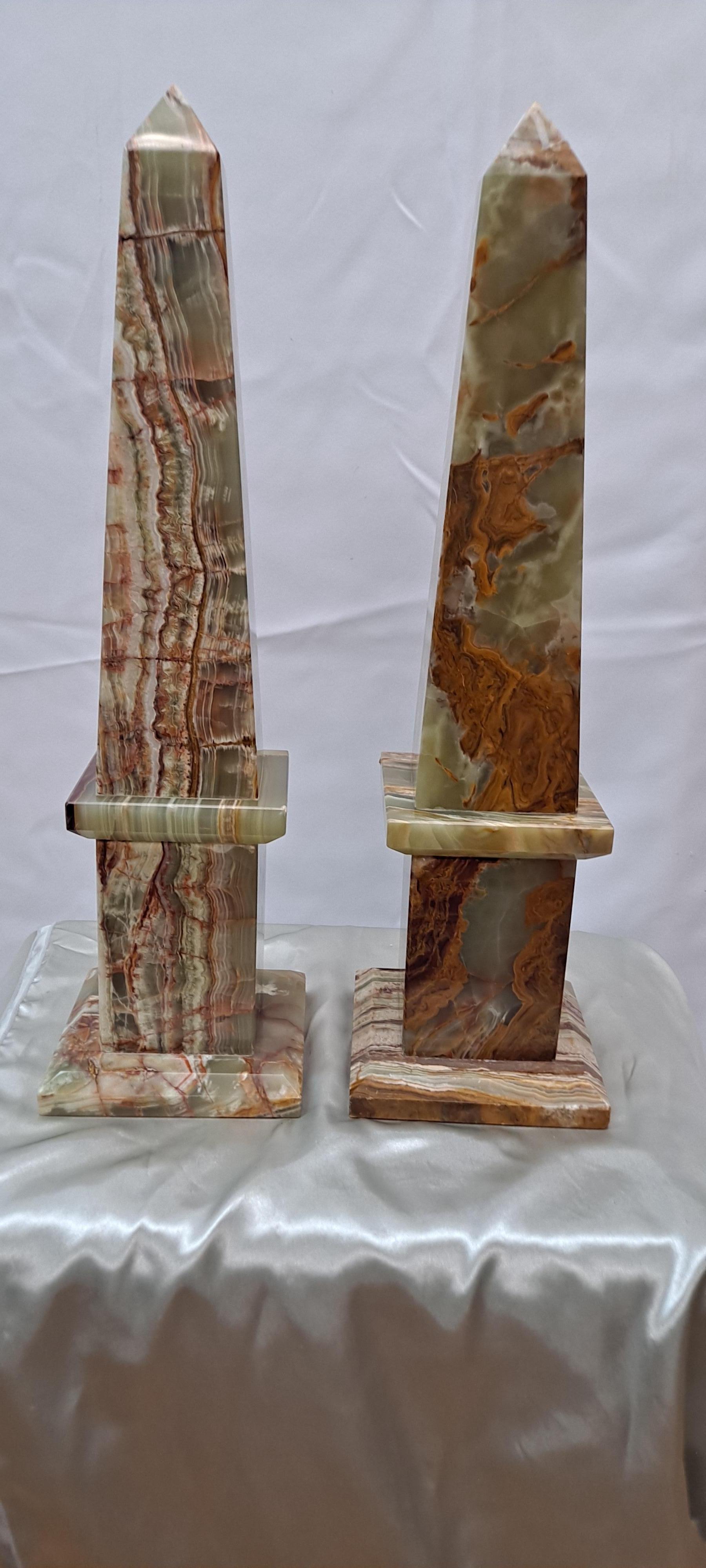 Beautiful Pair of Grand-Tour Style Polished Onyx Obelisks In Excellent Condition For Sale In San Francisco, CA