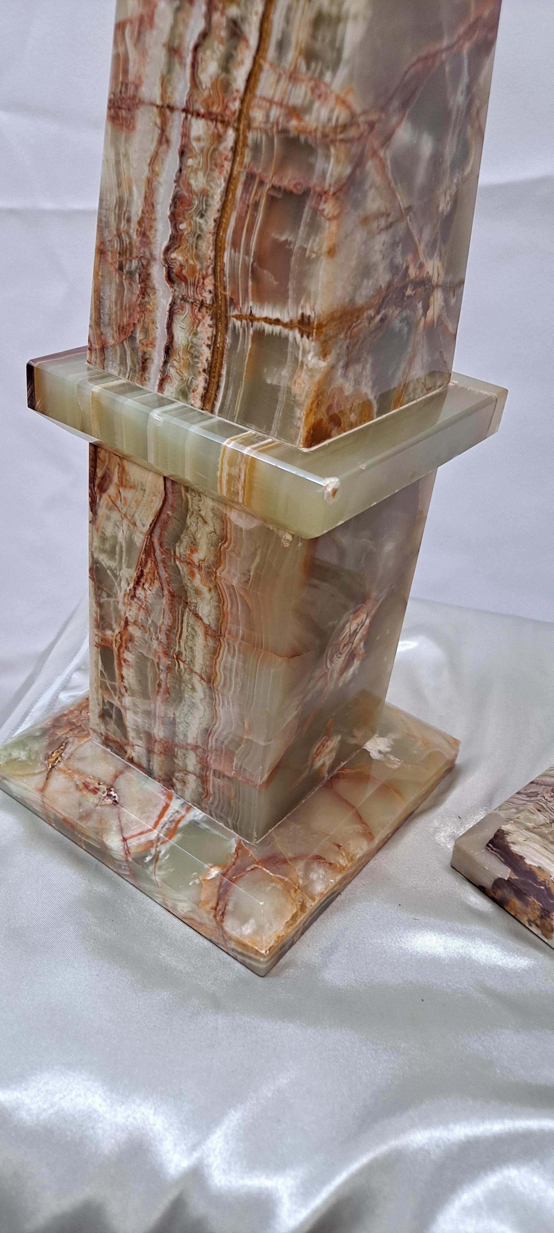 Beautiful Pair of Grand-Tour Style Polished Onyx Obelisks For Sale 3