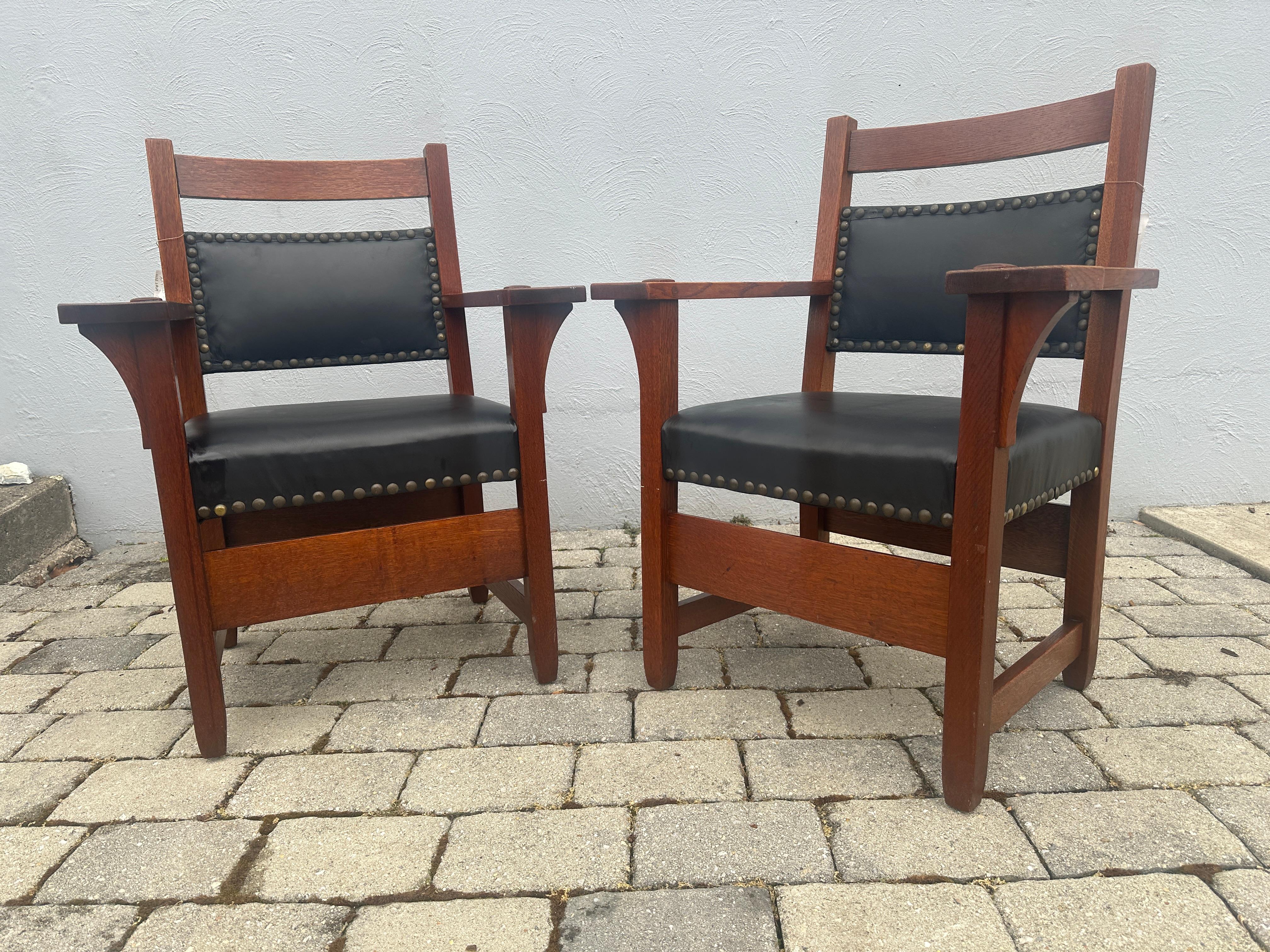 Bellissimo PAIO di poltrone da salotto Gustav Stickley dell'inizio del 1901 - W7450

Queste sono alcune delle più belle poltrone Gustav Stickley con braccioli a paletta che abbiamo mai venduto. Sono più grandi del normale e molto comode.  Entrambi i