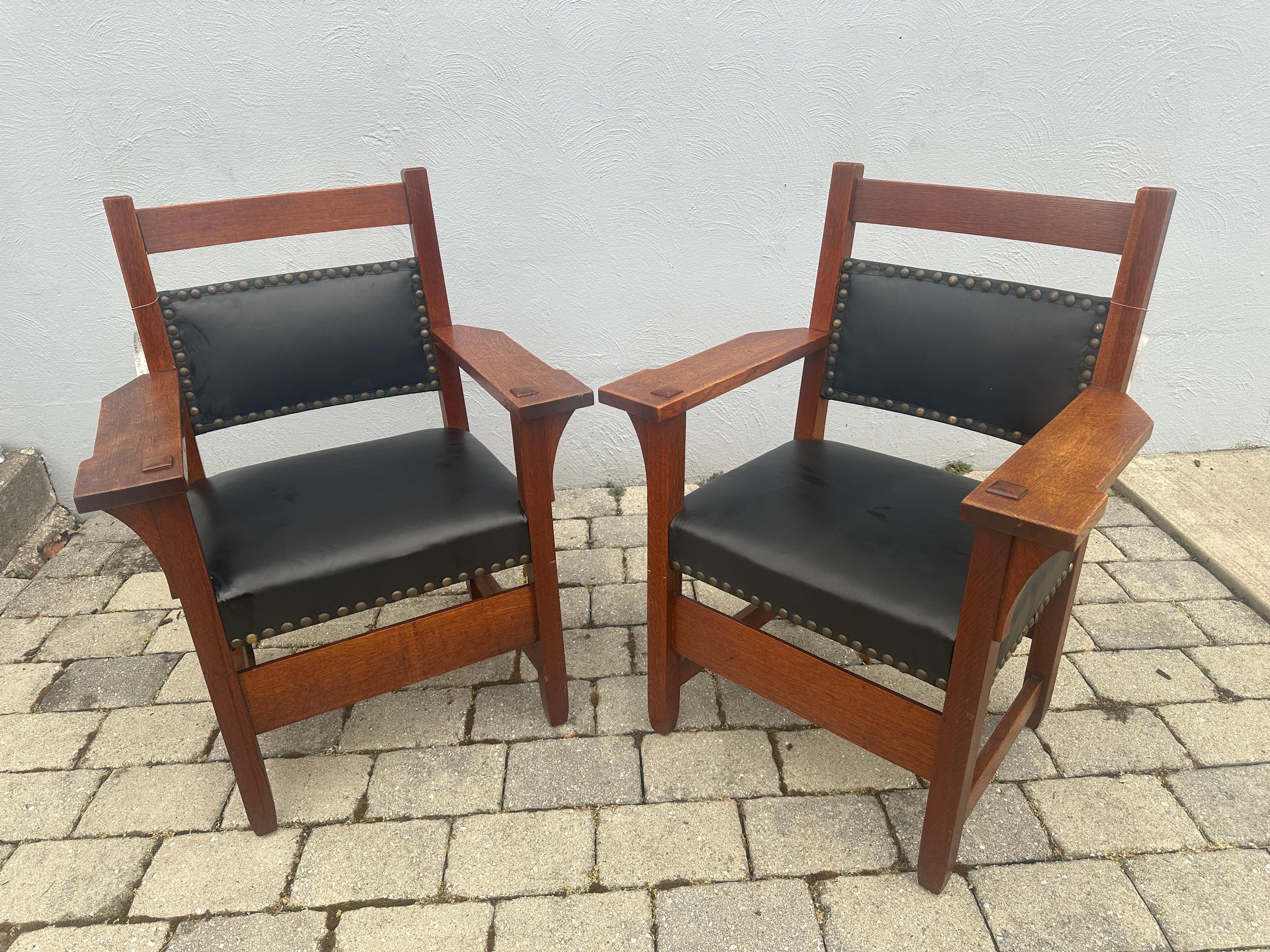Arts and Crafts Bellissima COPPIA di  Poltrone da salotto Gustav Stickley del 1901 - W7450 in vendita
