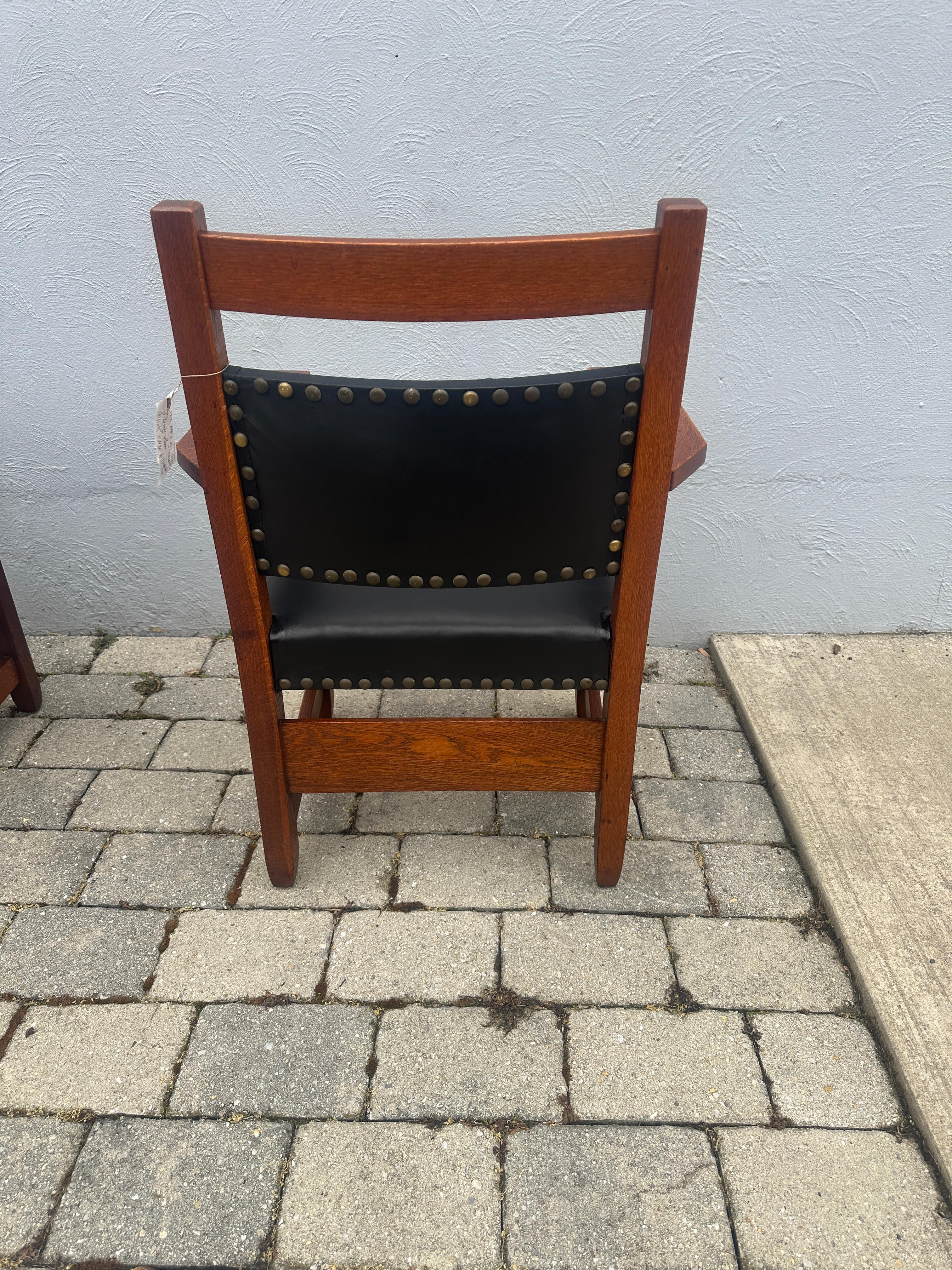 Bellissima COPPIA di  Poltrone da salotto Gustav Stickley del 1901 - W7450 In condizioni buone in vendita a Shamokin Dam, PA