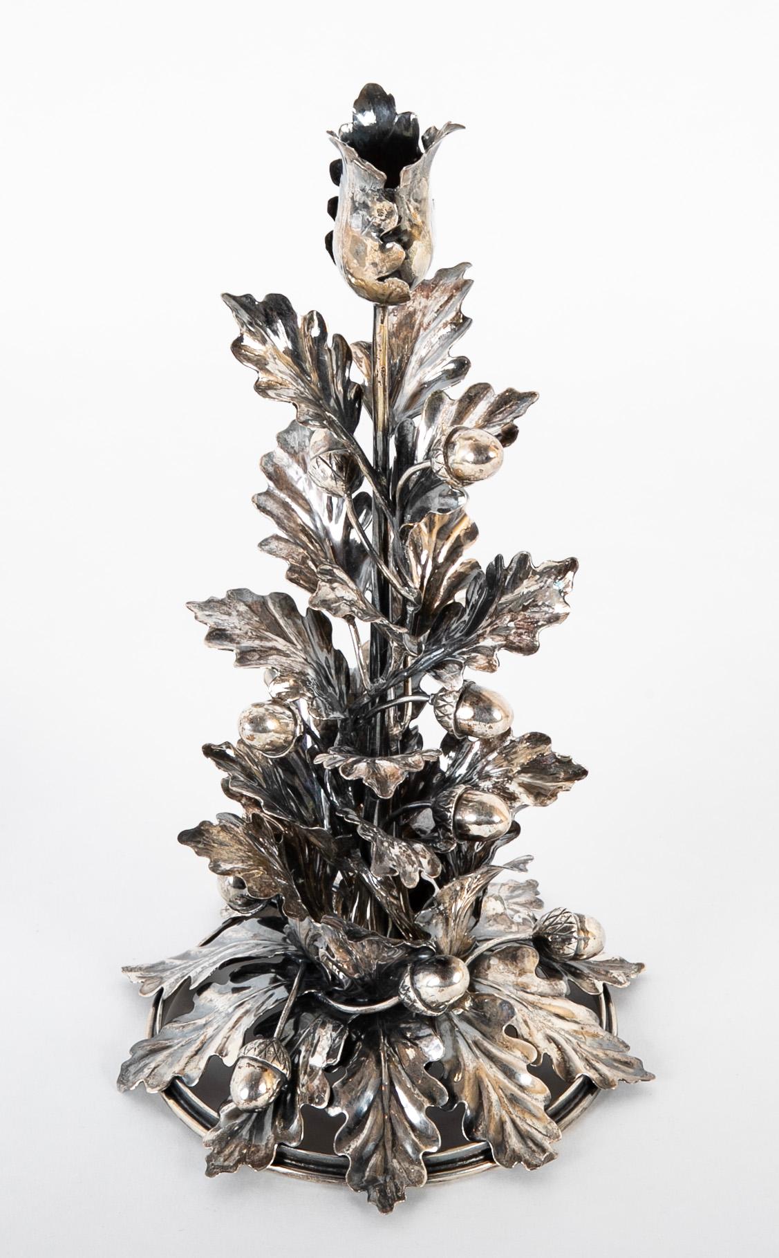 Preciosa pareja de candelabros Buccellati de plata de ley de mediados del siglo XX, de bellota y hoja de roble.  Italia.