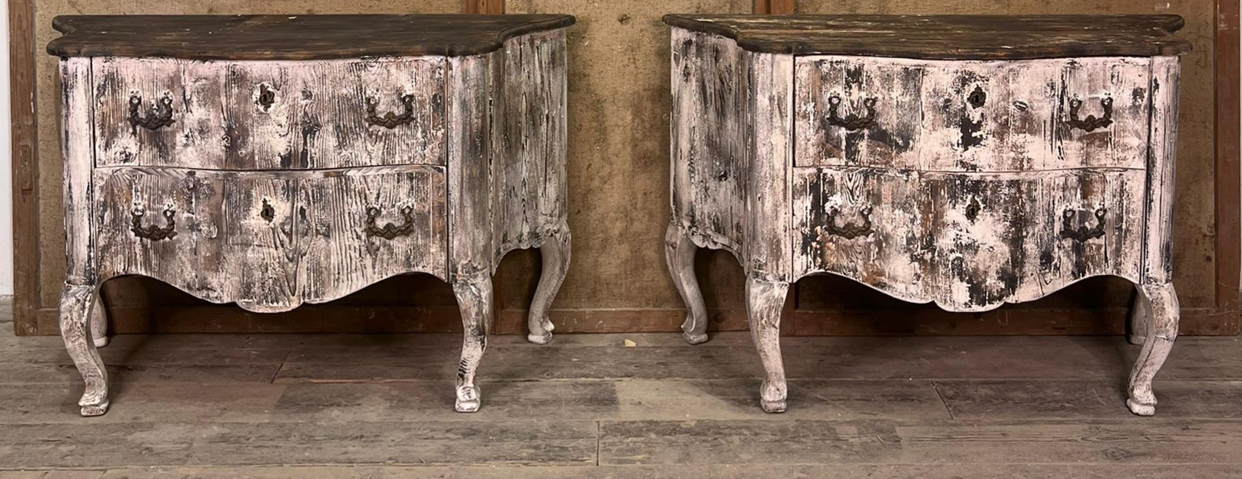 Beautiful Pair of Italian Chests of Drawers early 20th Century
Pine wood
perfectly preserved
Measurements with the upper floor:
142cm x 52cm x 2.5cm H: 92cm
Measurements without the upstairs:
105cm x 47cm x 90cm
