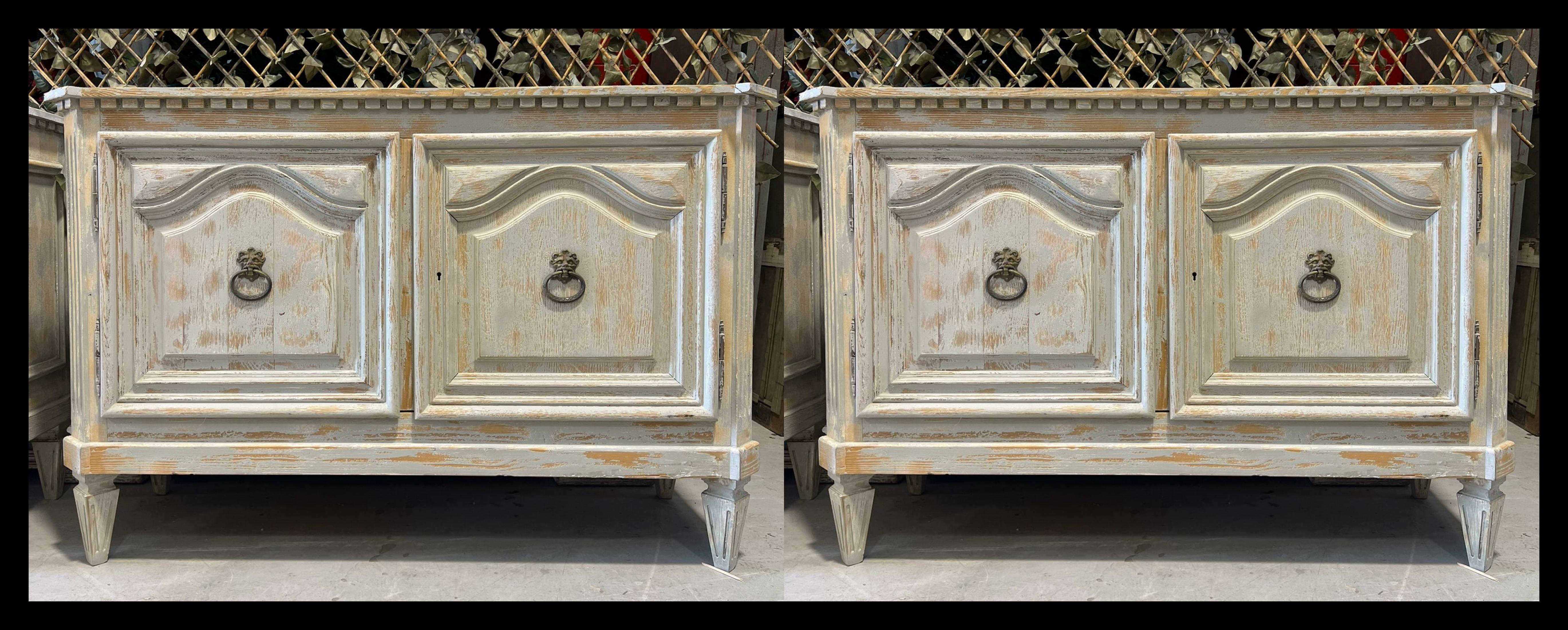 Beautiful Pair of Italian Chests of Drawers early 20th Century
Pine wood
perfectly preserved
Measurements with the upper floor:
144cm x 51cm x 2.5cm h: 97cm
