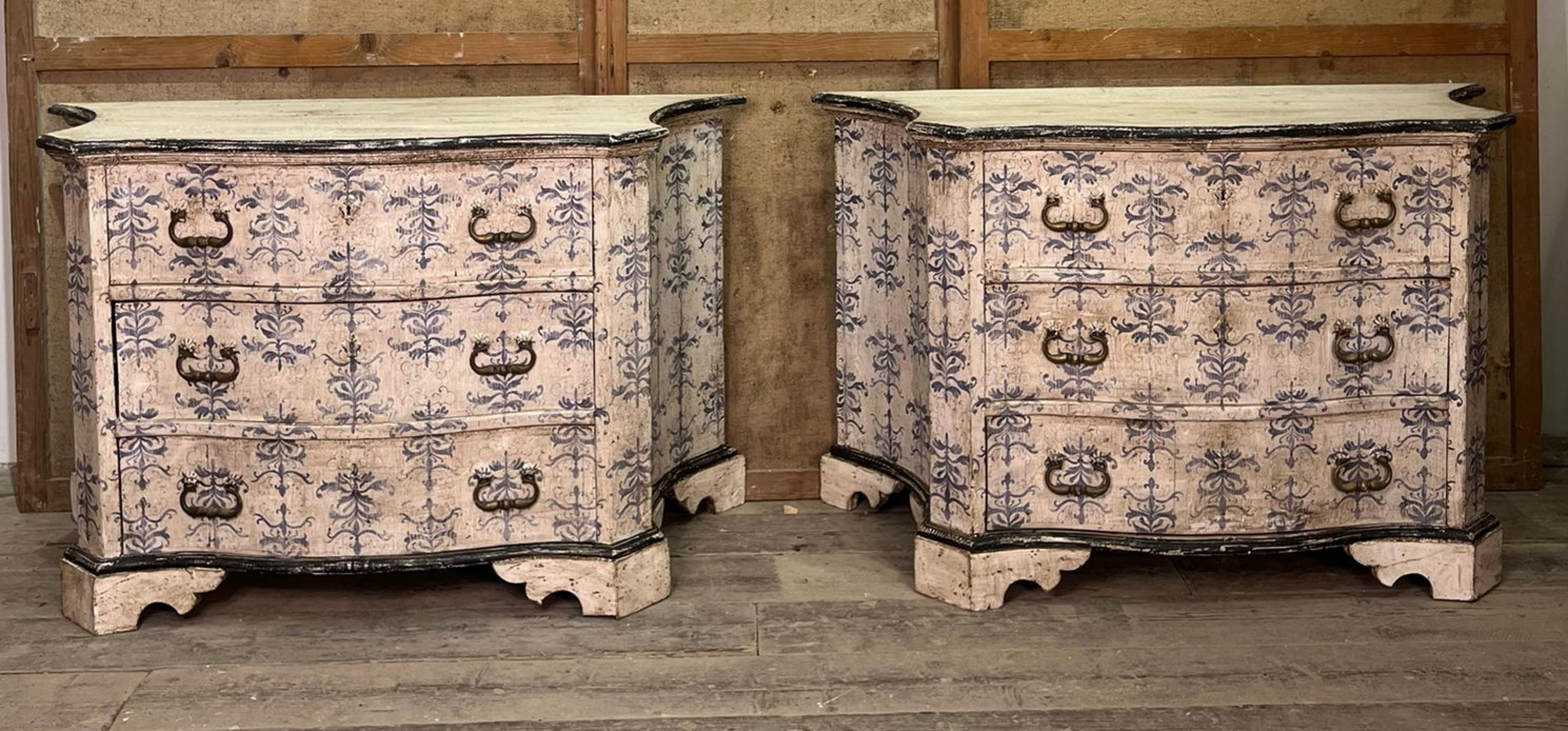 Modern Beautiful Pair of Italian Chests of Drawers early 20th Century Pine wood For Sale