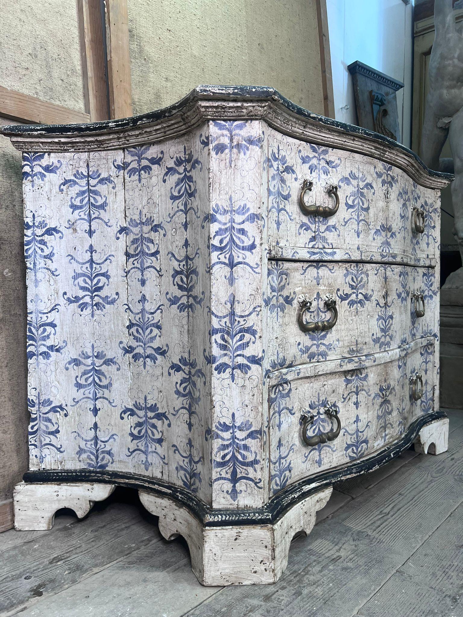 Hand-Crafted Beautiful Pair of Italian Chests of Drawers early 20th Century Pine wood For Sale