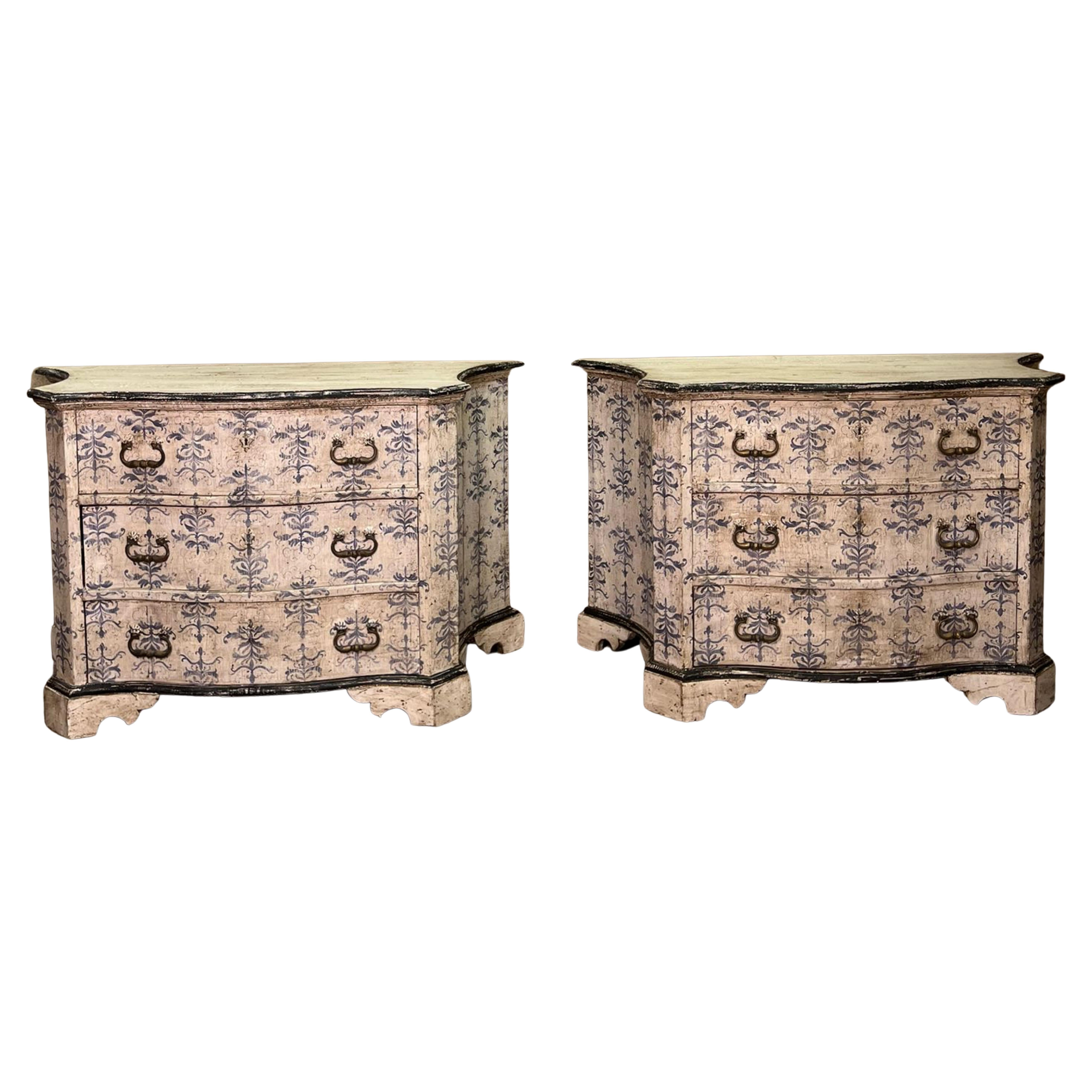 Beautiful Pair of Italian Chests of Drawers early 20th Century Pine wood For Sale
