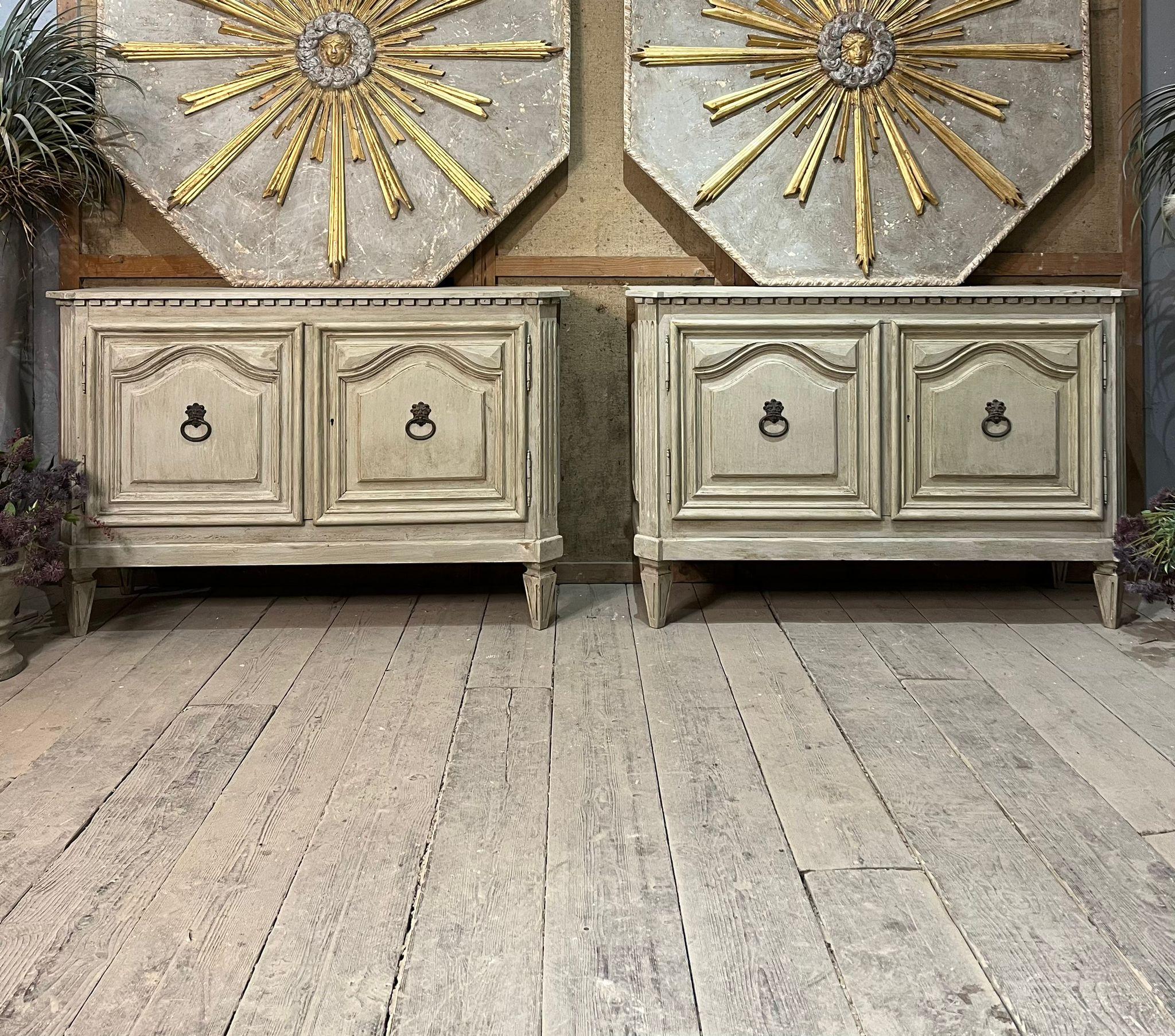 Beautiful Pair of Italian Chests of Drawers early 20th Century with Wood Panels For Sale 3