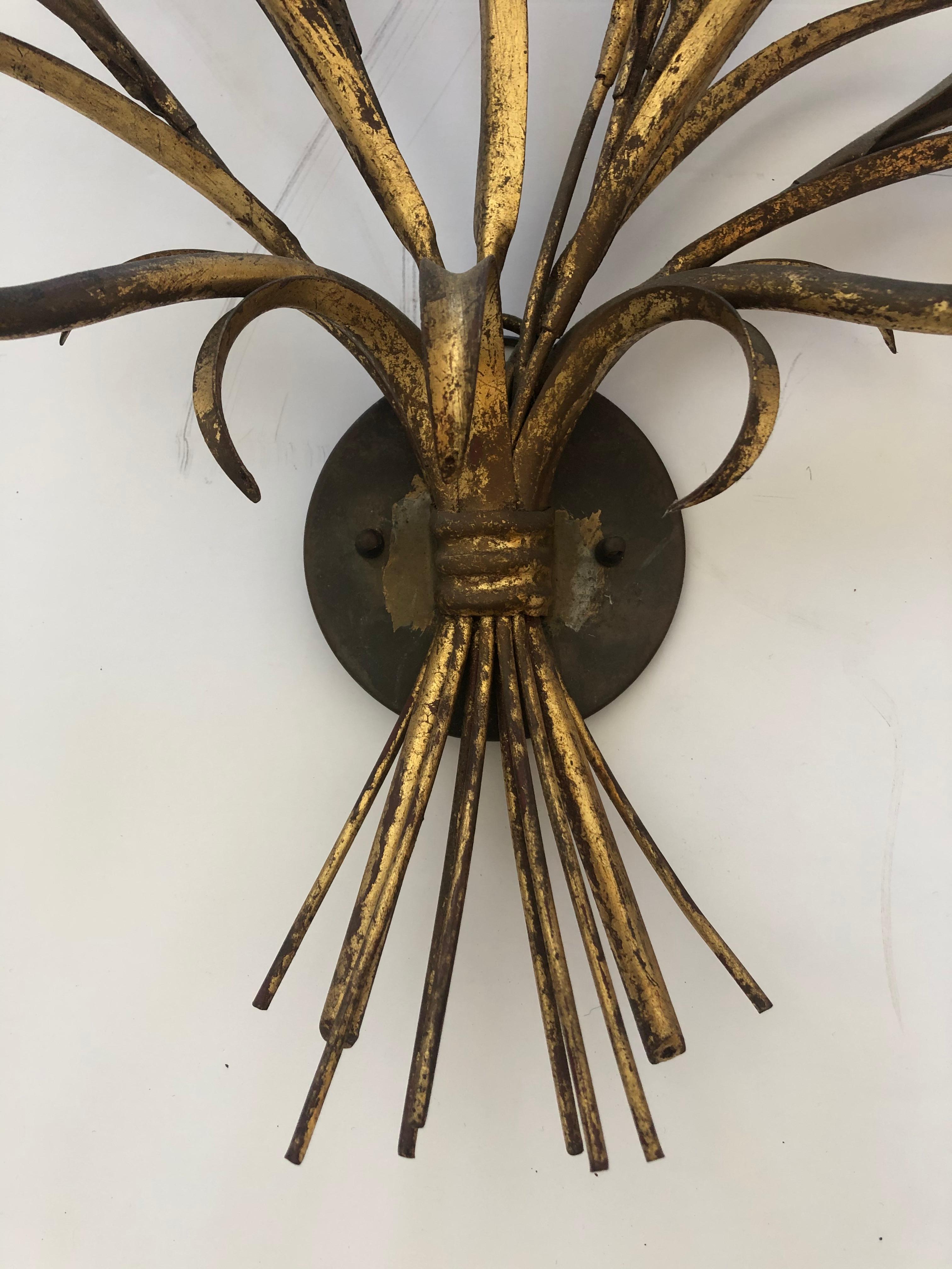 Ein klassisch elegantes Paar Wandleuchten aus Zinn und Eisen mit Weizenmotiv, zwei Armen und einer warmen, gealterten Patina.