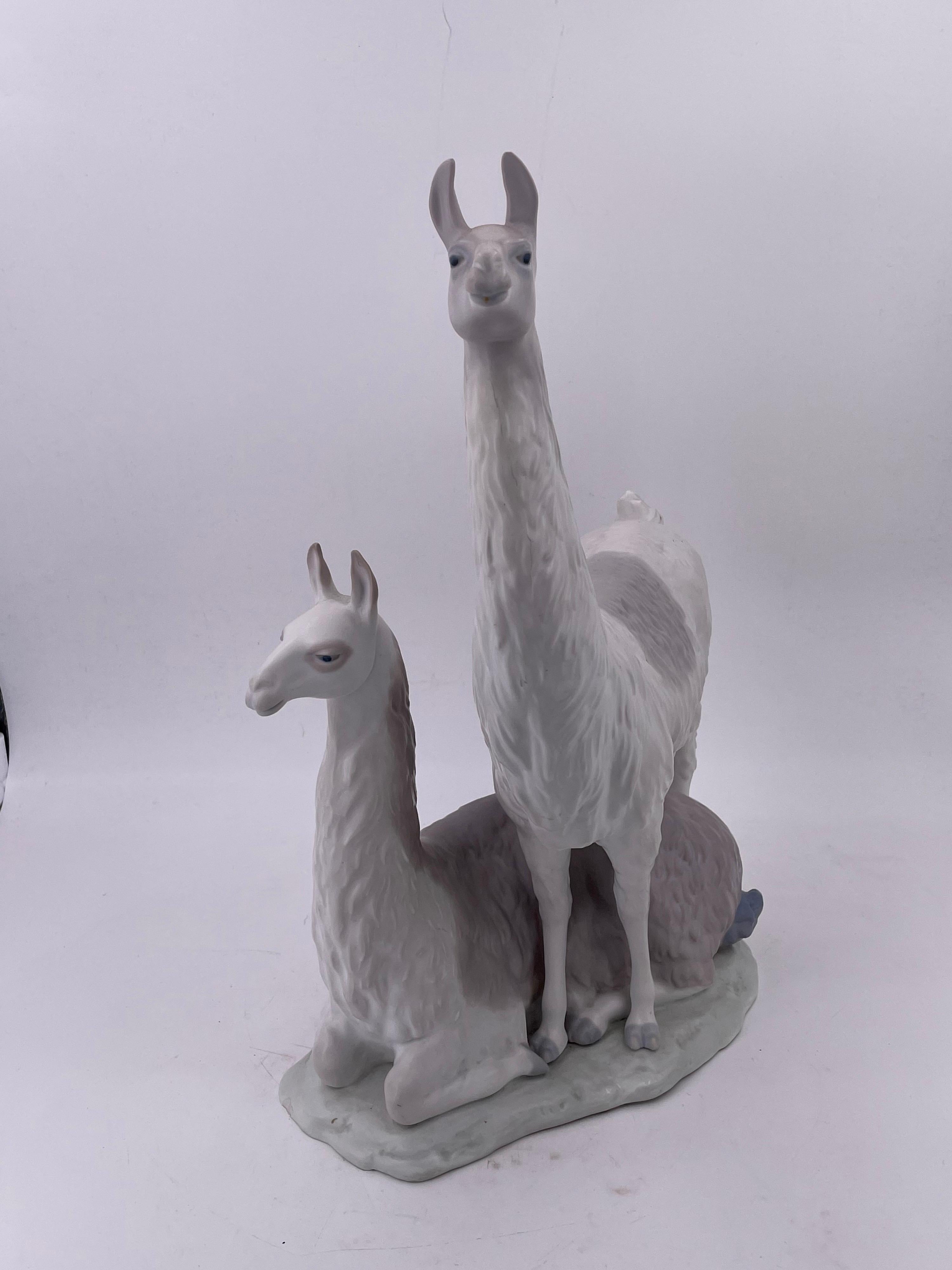 Beautiful Pair of Lamas Lladro Sculpture In Good Condition In San Diego, CA