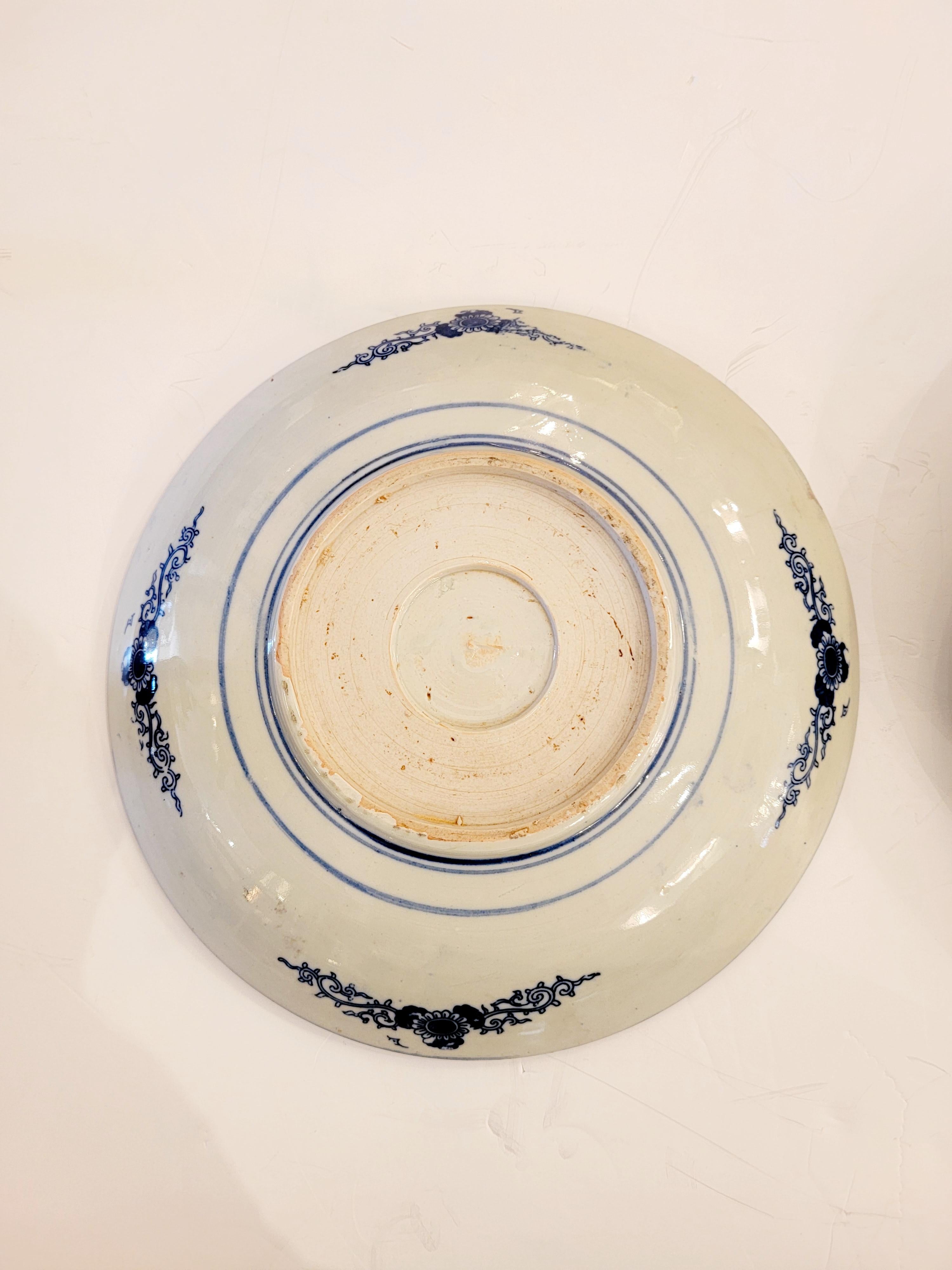 Magnifique paire de grandes assiettes de présentation en porcelaine japonaise bleue et blanche en vente 3