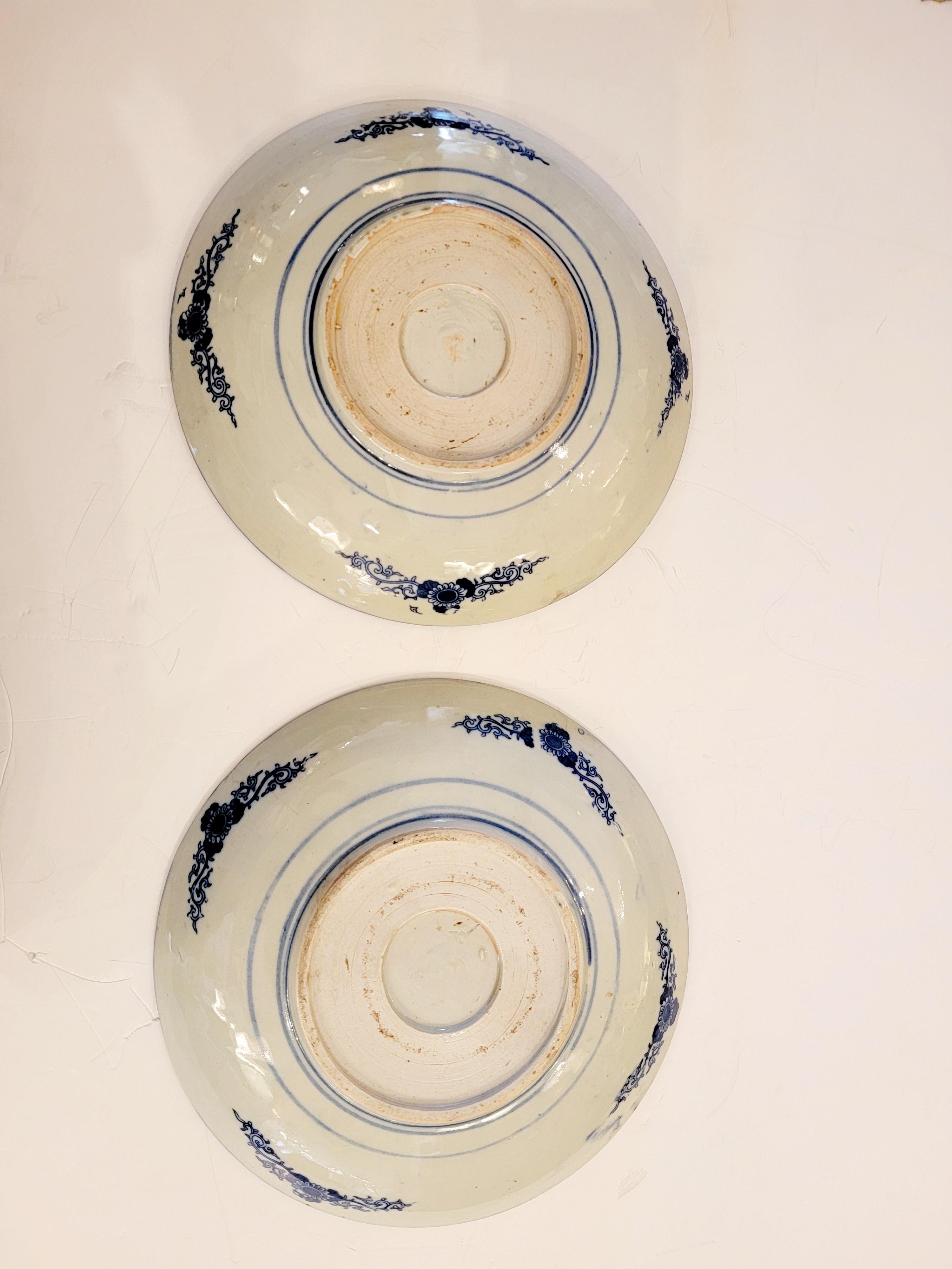 Magnifique paire de grandes assiettes de présentation en porcelaine japonaise bleue et blanche en vente 4