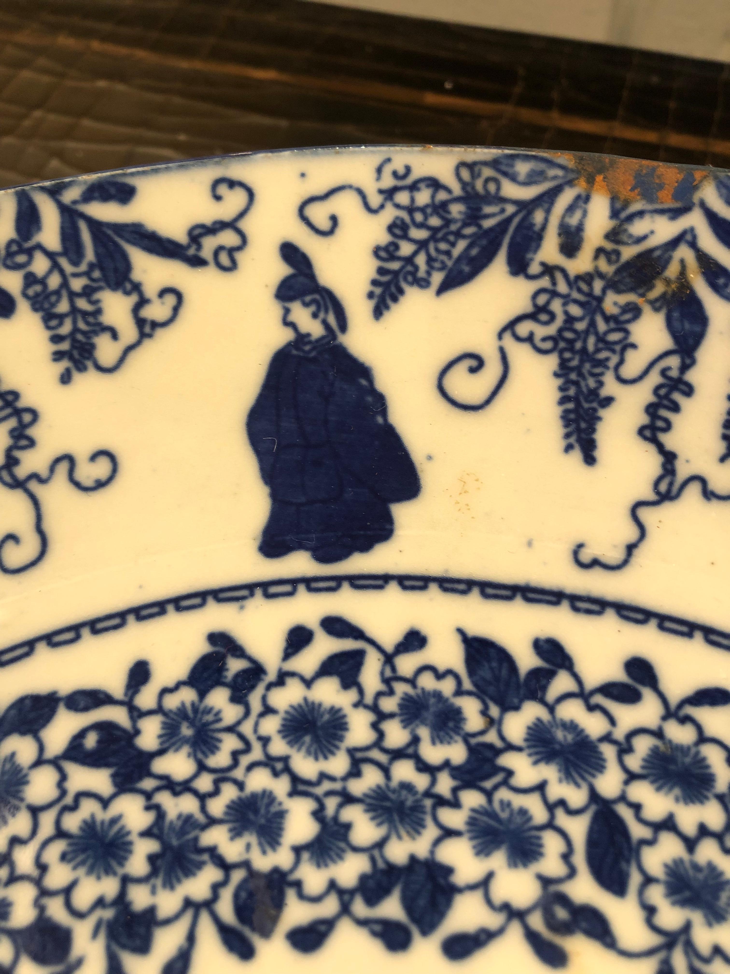 Magnifique paire de grandes assiettes de présentation en porcelaine japonaise bleue et blanche en vente 7