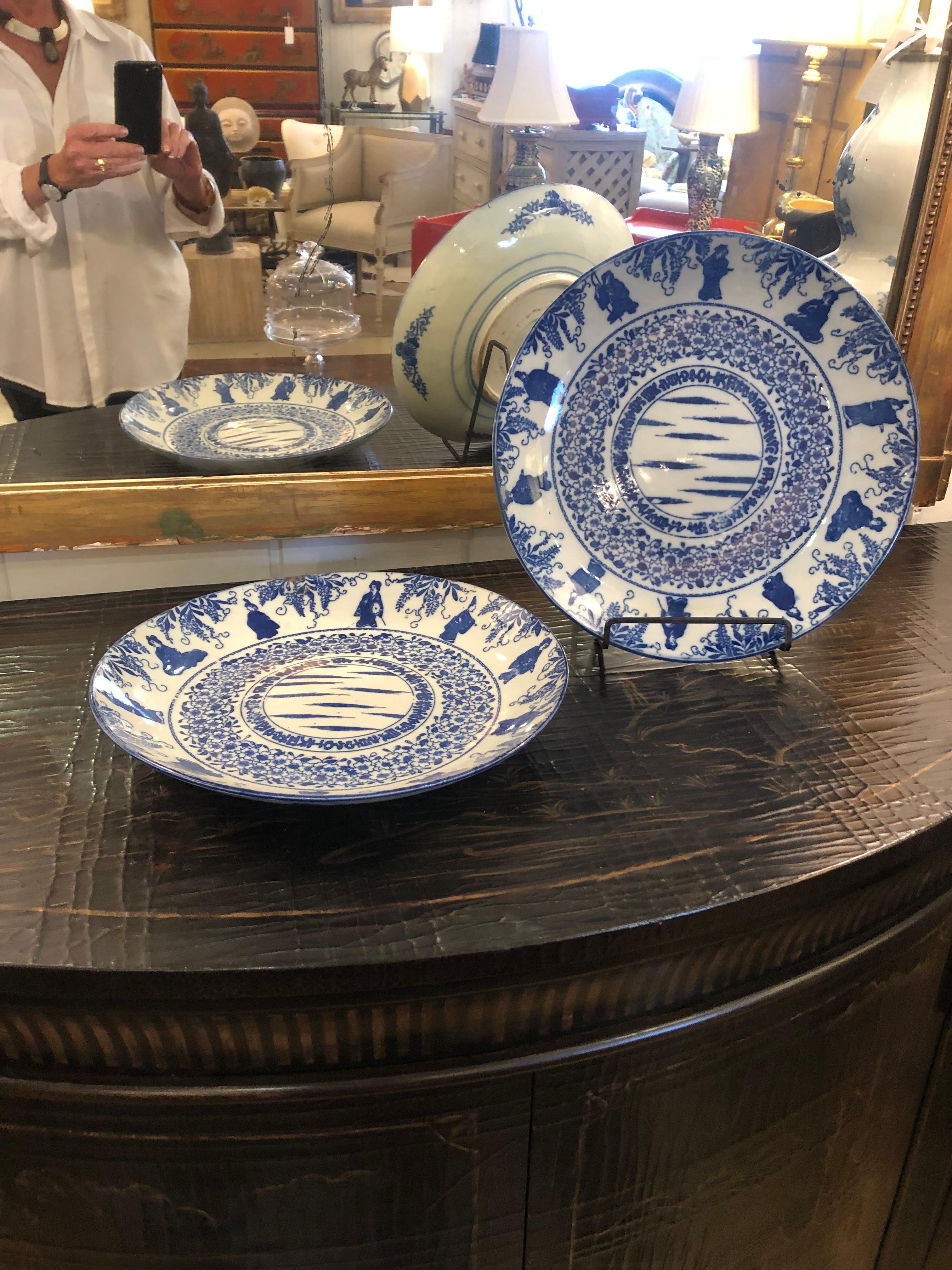 Belle paire de grands plateaux de table en porcelaine japonaise Edo du 19e siècle à motif floral bleu et blanc.