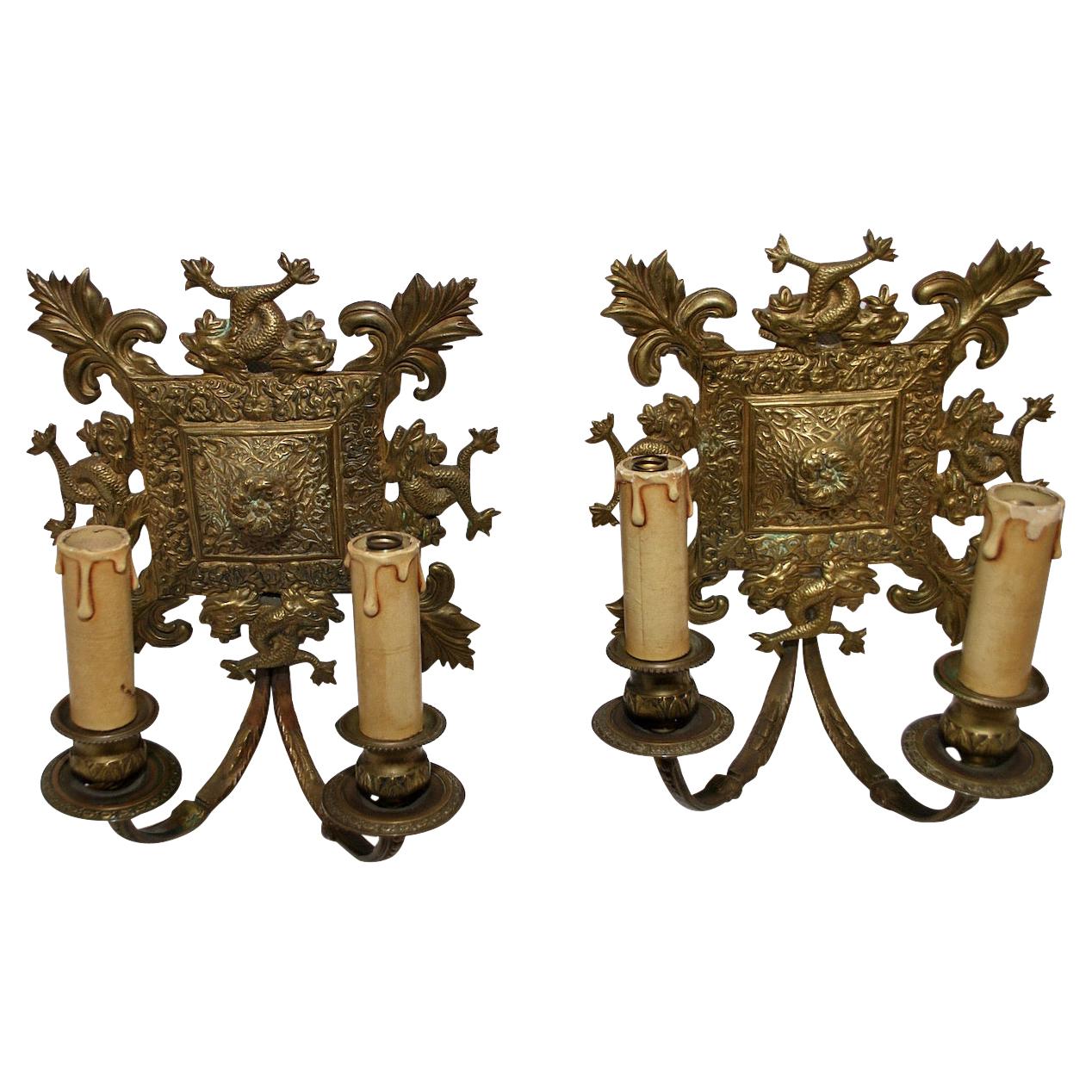 Hermoso par de candelabros franceses de bronce de finales del siglo XIX con delfines en venta