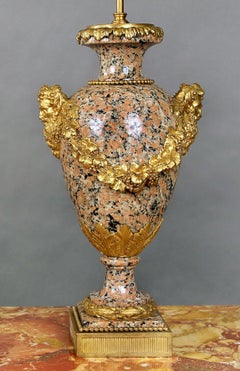 Bellissima coppia di lampade in granito montate su bronzo dorato della fine del XIX secolo