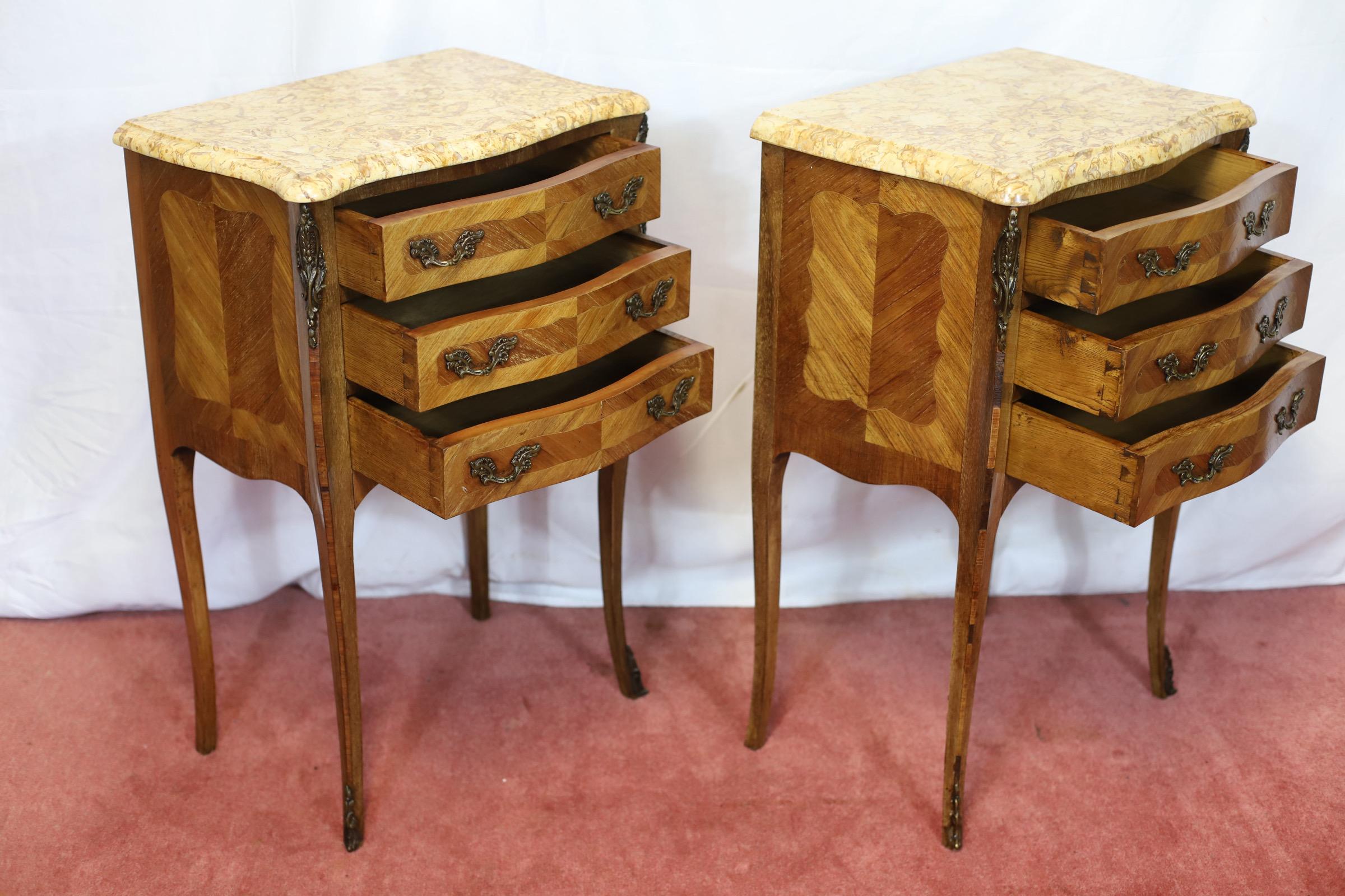 Beautiful Pair Of Louis XV Marble Topped Walnut Bedside Tables In Good Condition For Sale In Crawley, GB